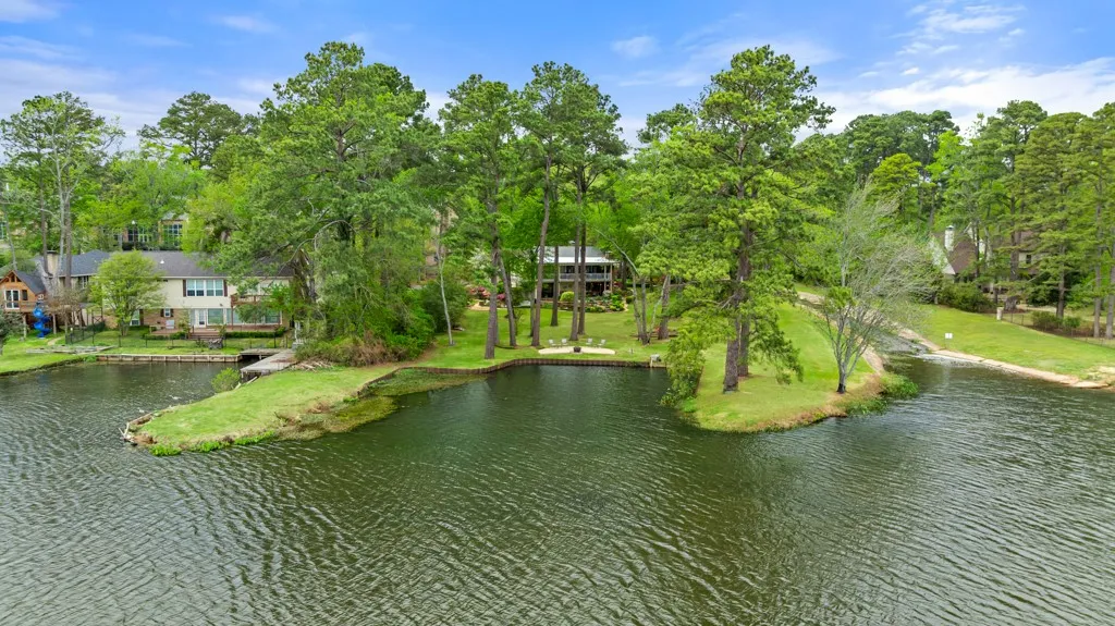 Single Family Residence For Sale in Smith County , 1513 Lake Park Circle, Hideaway, Texas 75771, 3 Bedroom, 4 Bathroom, 2 Garage spaces, 5,338 Sqft, built in 1979, mls#21312165, Real Estate Agent in Hideaway, Homes For Sale in Smith county, Homes For Sale in Hideaway, Realtor in Hideaway Texas, Real Estate Brokerage Independent Realty Texas, Luminita Cordes Realtor