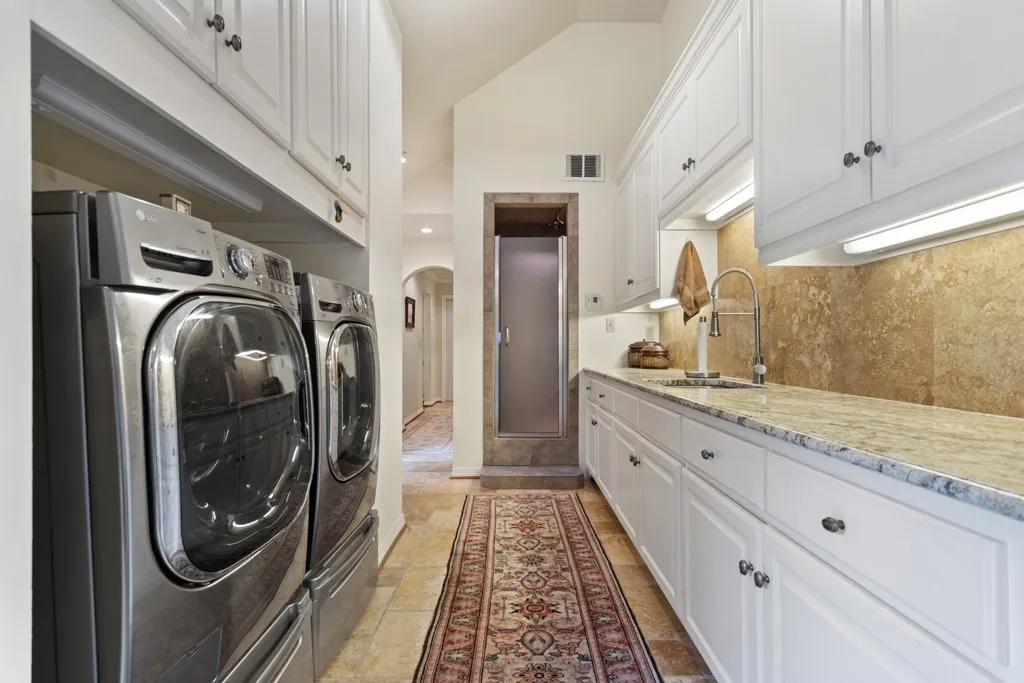 Single Family Residence For Sale in Smith County , 1513 Lake Park Circle, Hideaway, Texas 75771, 3 Bedroom, 4 Bathroom, 2 Garage spaces, 5,338 Sqft, built in 1979, mls#21312165, Real Estate Agent in Hideaway, Homes For Sale in Smith county, Homes For Sale in Hideaway, Realtor in Hideaway Texas, Real Estate Brokerage Independent Realty Texas, Luminita Cordes Realtor