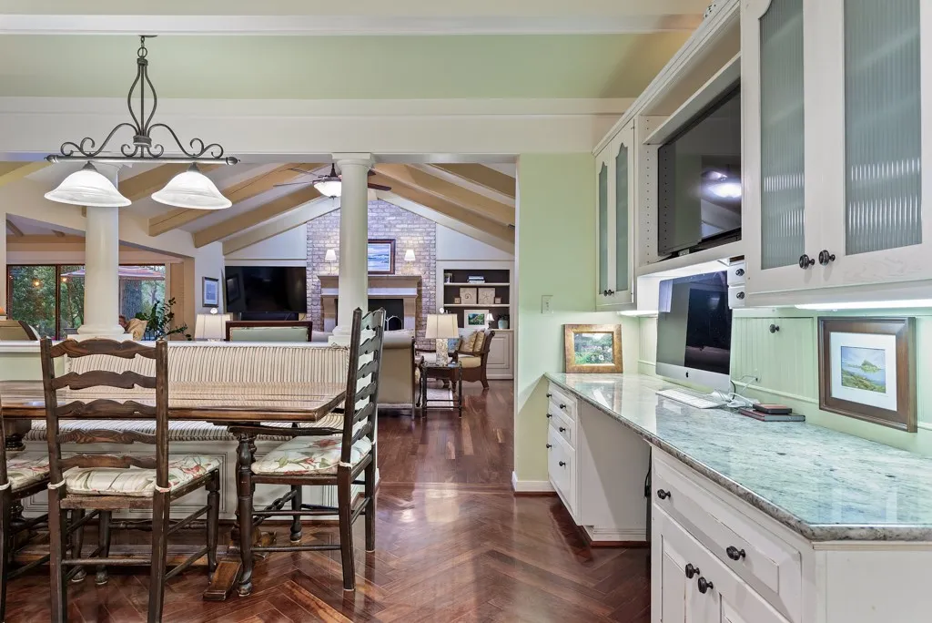 Single Family Residence For Sale in Smith County , 1513 Lake Park Circle, Hideaway, Texas 75771, 3 Bedroom, 4 Bathroom, 2 Garage spaces, 5,338 Sqft, built in 1979, mls#21312165, Real Estate Agent in Hideaway, Homes For Sale in Smith county, Homes For Sale in Hideaway, Realtor in Hideaway Texas, Real Estate Brokerage Independent Realty Texas, Luminita Cordes Realtor