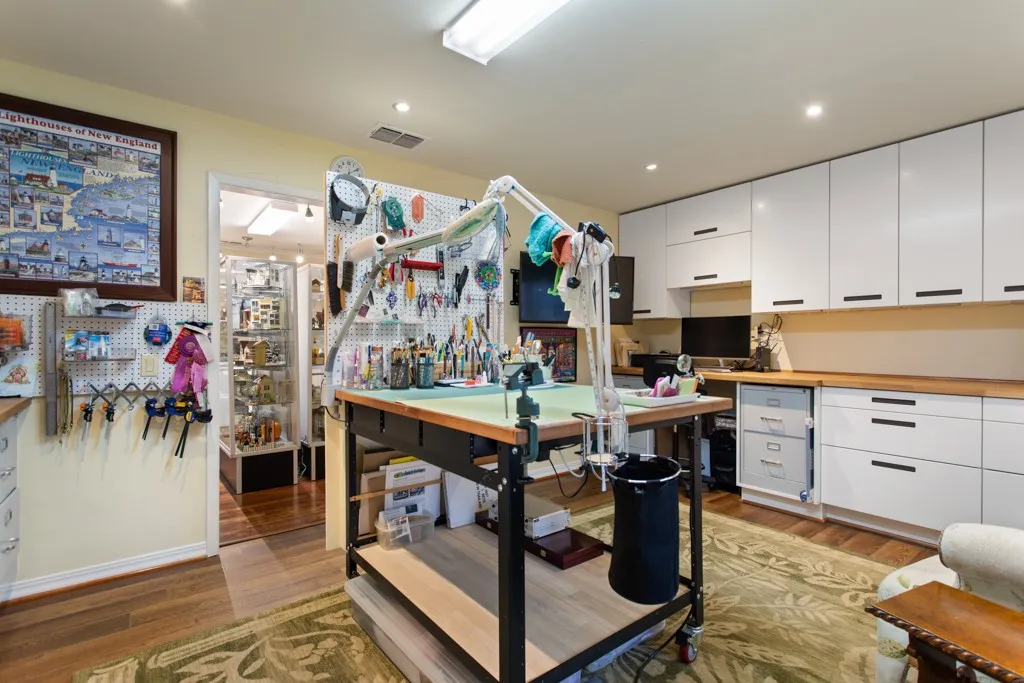 Single Family Residence For Sale in Smith County , 1513 Lake Park Circle, Hideaway, Texas 75771, 3 Bedroom, 4 Bathroom, 2 Garage spaces, 5,338 Sqft, built in 1979, mls#21312165, Real Estate Agent in Hideaway, Homes For Sale in Smith county, Homes For Sale in Hideaway, Realtor in Hideaway Texas, Real Estate Brokerage Independent Realty Texas, Luminita Cordes Realtor