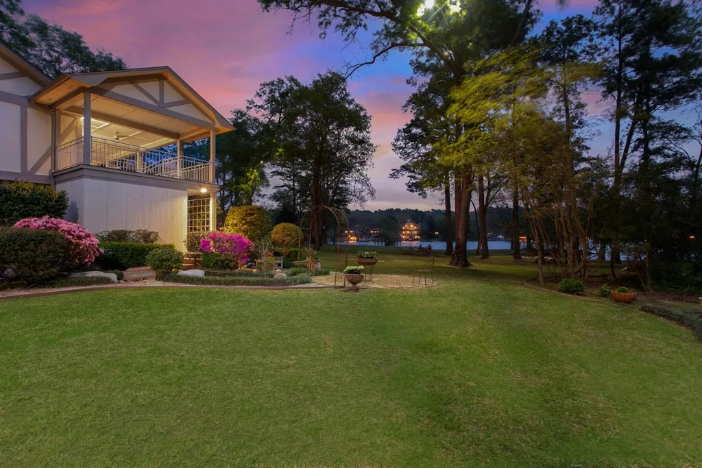 Single Family Residence For Sale in Smith County , 1513 Lake Park Circle, Hideaway, Texas 75771, 3 Bedroom, 4 Bathroom, 2 Garage spaces, 5,338 Sqft, built in 1979, mls#21312165, Real Estate Agent in Hideaway, Homes For Sale in Smith county, Homes For Sale in Hideaway, Realtor in Hideaway Texas, Real Estate Brokerage Independent Realty Texas, Luminita Cordes Realtor