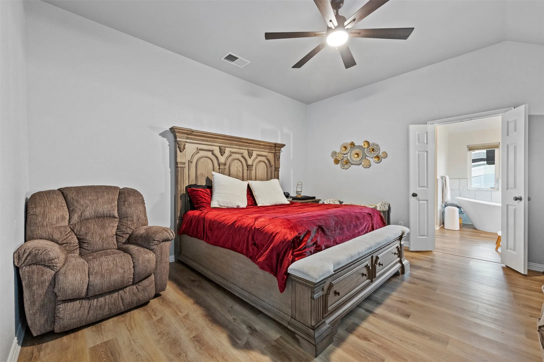 Single Family Residence For Sale in Johnson County , 3909 Timbercrest Drive E, Burleson, Texas 76028, 3 Bedroom, 2 Bathroom, 3 Garage spaces, 1,900 Sqft, built in 2000, mls#21298039, Real Estate Agent in Burleson, Homes For Sale in Johnson county, Homes For Sale in Burleson, Realtor in Burleson Texas, Real Estate Brokerage Independent Realty Texas, Luminita Cordes Realtor