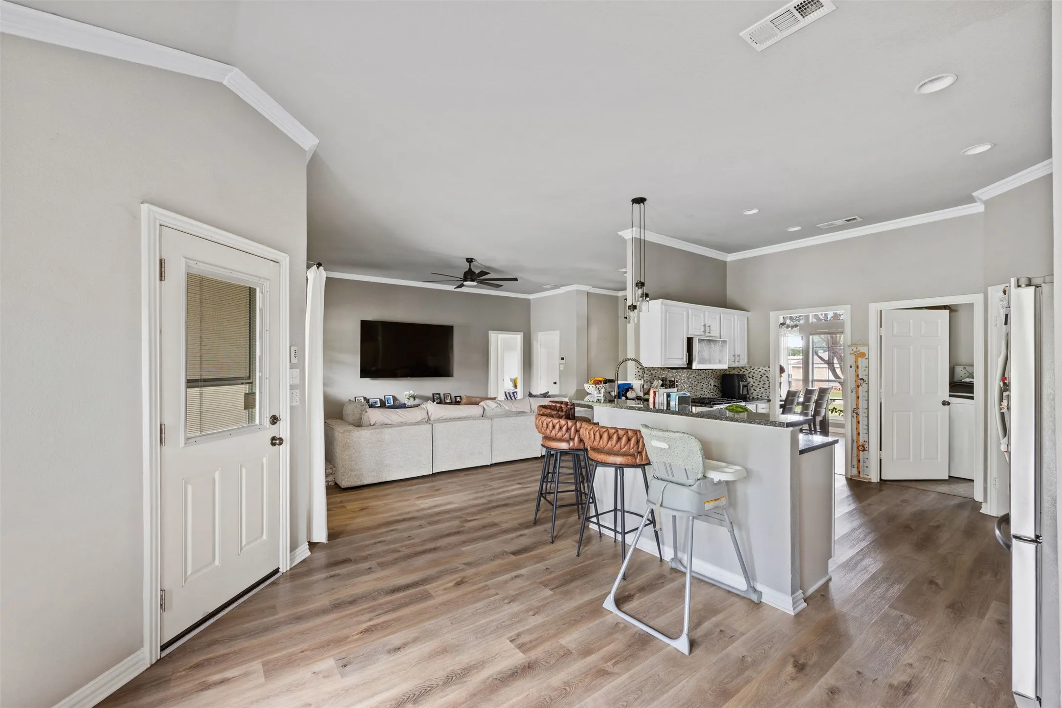 Single Family Residence For Sale in Johnson County , 3909 Timbercrest Drive E, Burleson, Texas 76028, 3 Bedroom, 2 Bathroom, 3 Garage spaces, 1,900 Sqft, built in 2000, mls#21298039, Real Estate Agent in Burleson, Homes For Sale in Johnson county, Homes For Sale in Burleson, Realtor in Burleson Texas, Real Estate Brokerage Independent Realty Texas, Luminita Cordes Realtor