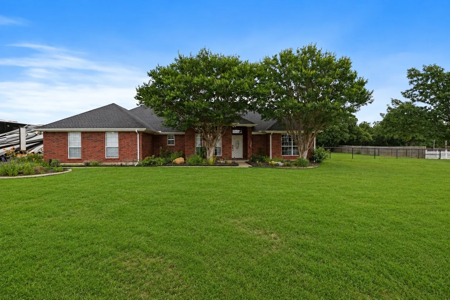 Single Family Residence For Sale in Johnson County , 3909 Timbercrest Drive E, Burleson, Texas 76028, 3 Bedroom, 2 Bathroom, 3 Garage spaces, 1,900 Sqft, built in 2000, mls#21298039, Real Estate Agent in Burleson, Homes For Sale in Johnson county, Homes For Sale in Burleson, Realtor in Burleson Texas, Real Estate Brokerage Independent Realty Texas, Luminita Cordes Realtor