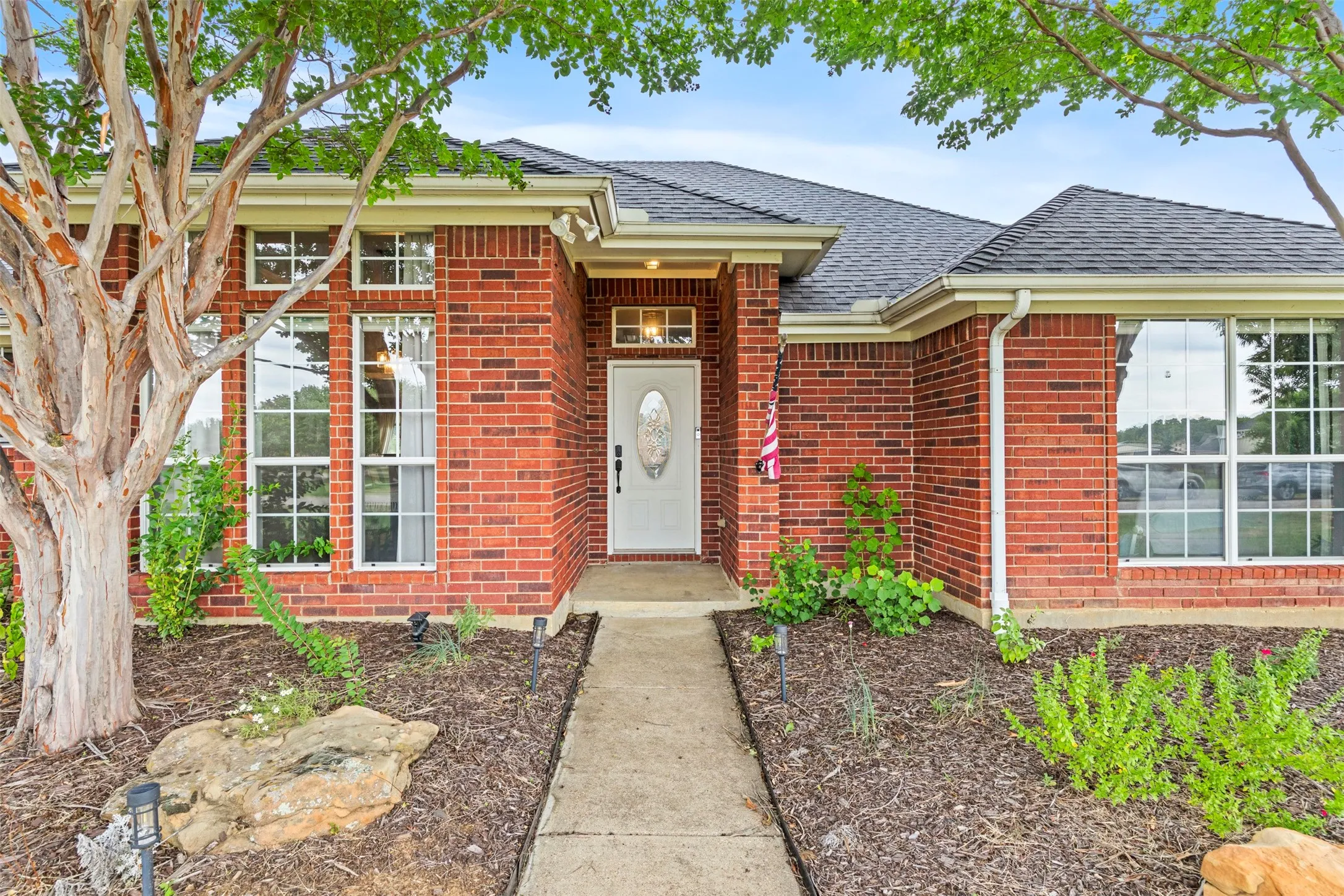 Single Family Residence For Sale in Johnson County , 3909 Timbercrest Drive E, Burleson, Texas 76028, 3 Bedroom, 2 Bathroom, 3 Garage spaces, 1,900 Sqft, built in 2000, mls#21298039, Real Estate Agent in Burleson, Homes For Sale in Johnson county, Homes For Sale in Burleson, Realtor in Burleson Texas, Real Estate Brokerage Independent Realty Texas, Luminita Cordes Realtor