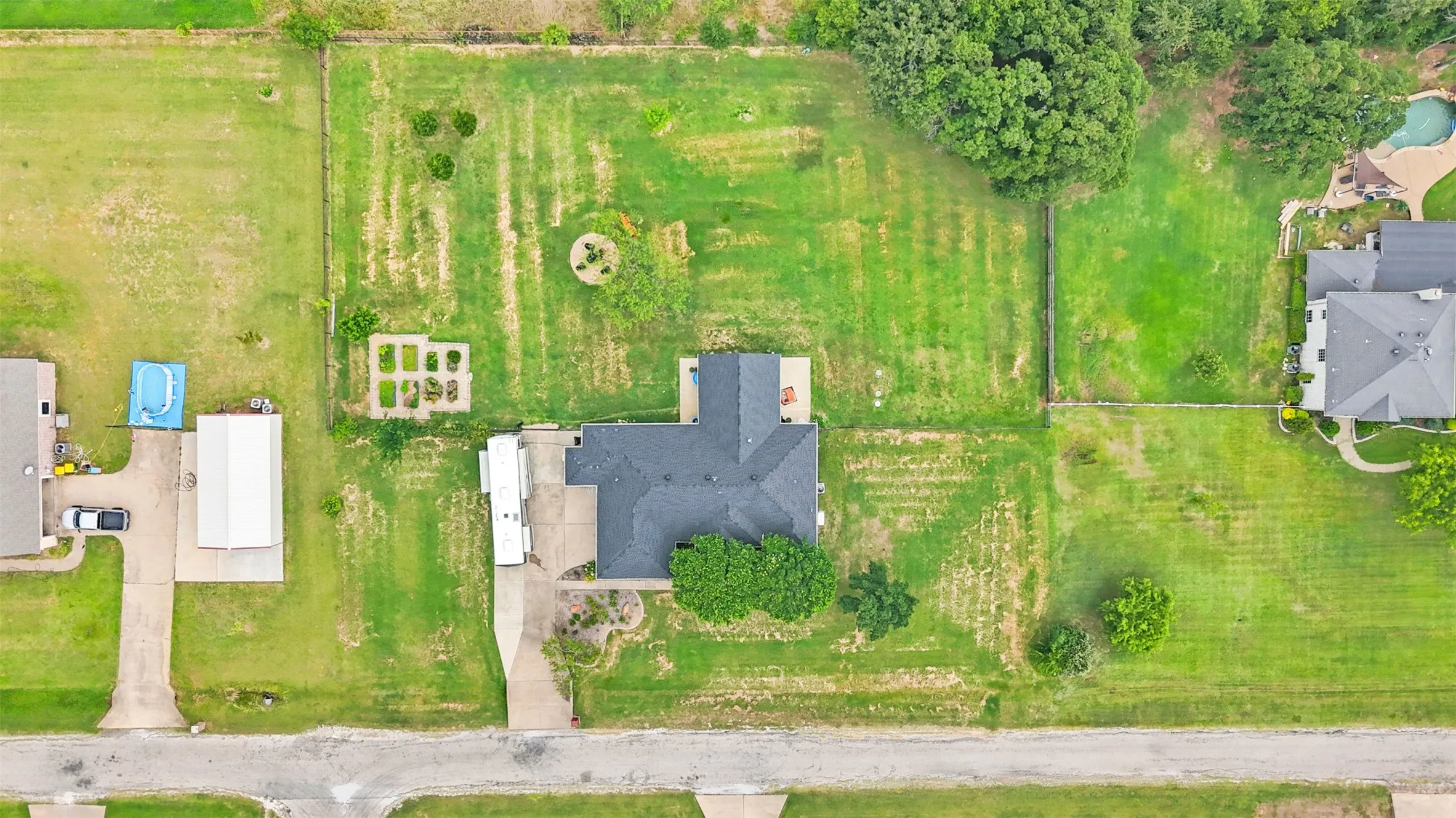 Single Family Residence For Sale in Johnson County , 3909 Timbercrest Drive E, Burleson, Texas 76028, 3 Bedroom, 2 Bathroom, 3 Garage spaces, 1,900 Sqft, built in 2000, mls#21298039, Real Estate Agent in Burleson, Homes For Sale in Johnson county, Homes For Sale in Burleson, Realtor in Burleson Texas, Real Estate Brokerage Independent Realty Texas, Luminita Cordes Realtor