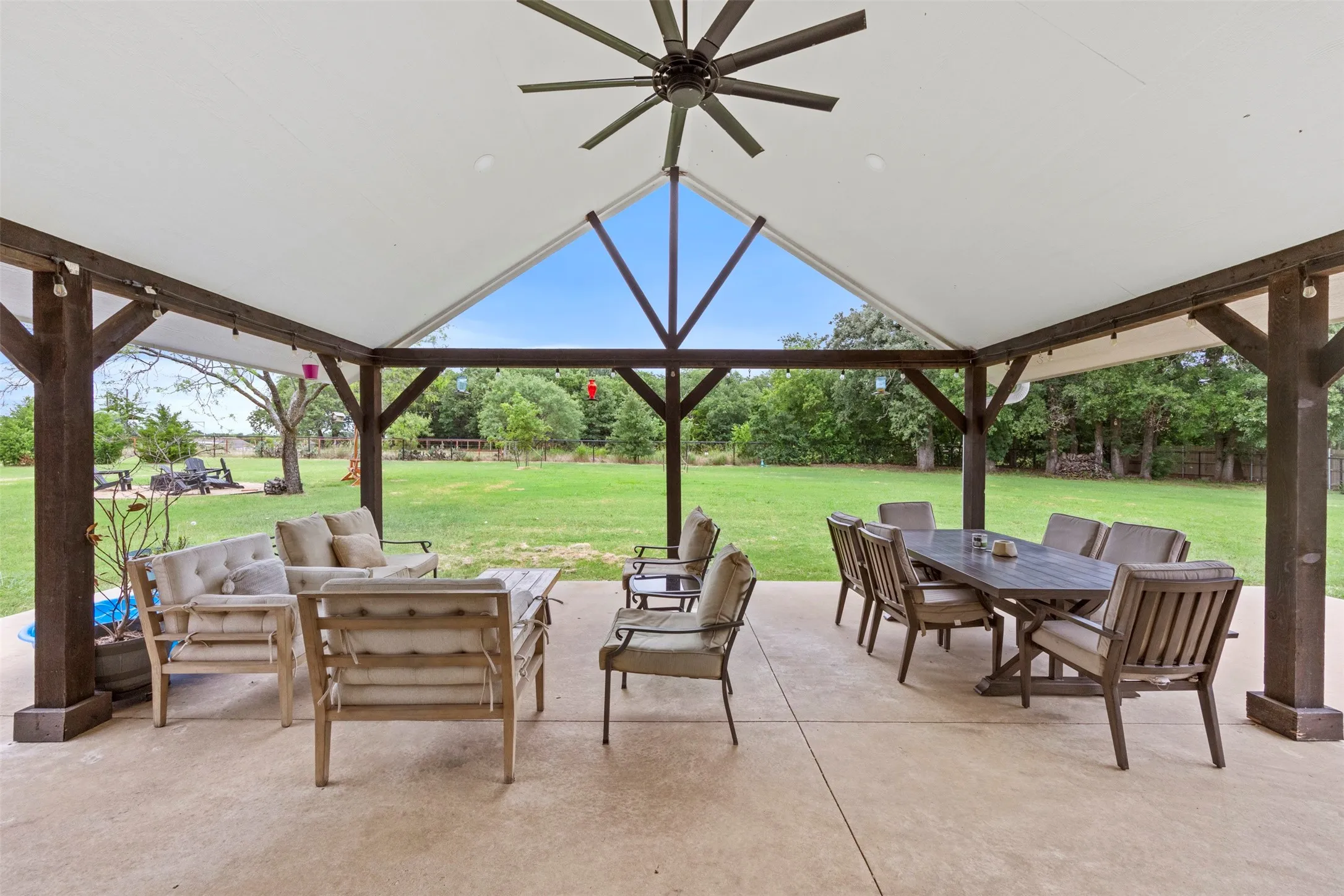 Single Family Residence For Sale in Johnson County , 3909 Timbercrest Drive E, Burleson, Texas 76028, 3 Bedroom, 2 Bathroom, 3 Garage spaces, 1,900 Sqft, built in 2000, mls#21298039, Real Estate Agent in Burleson, Homes For Sale in Johnson county, Homes For Sale in Burleson, Realtor in Burleson Texas, Real Estate Brokerage Independent Realty Texas, Luminita Cordes Realtor