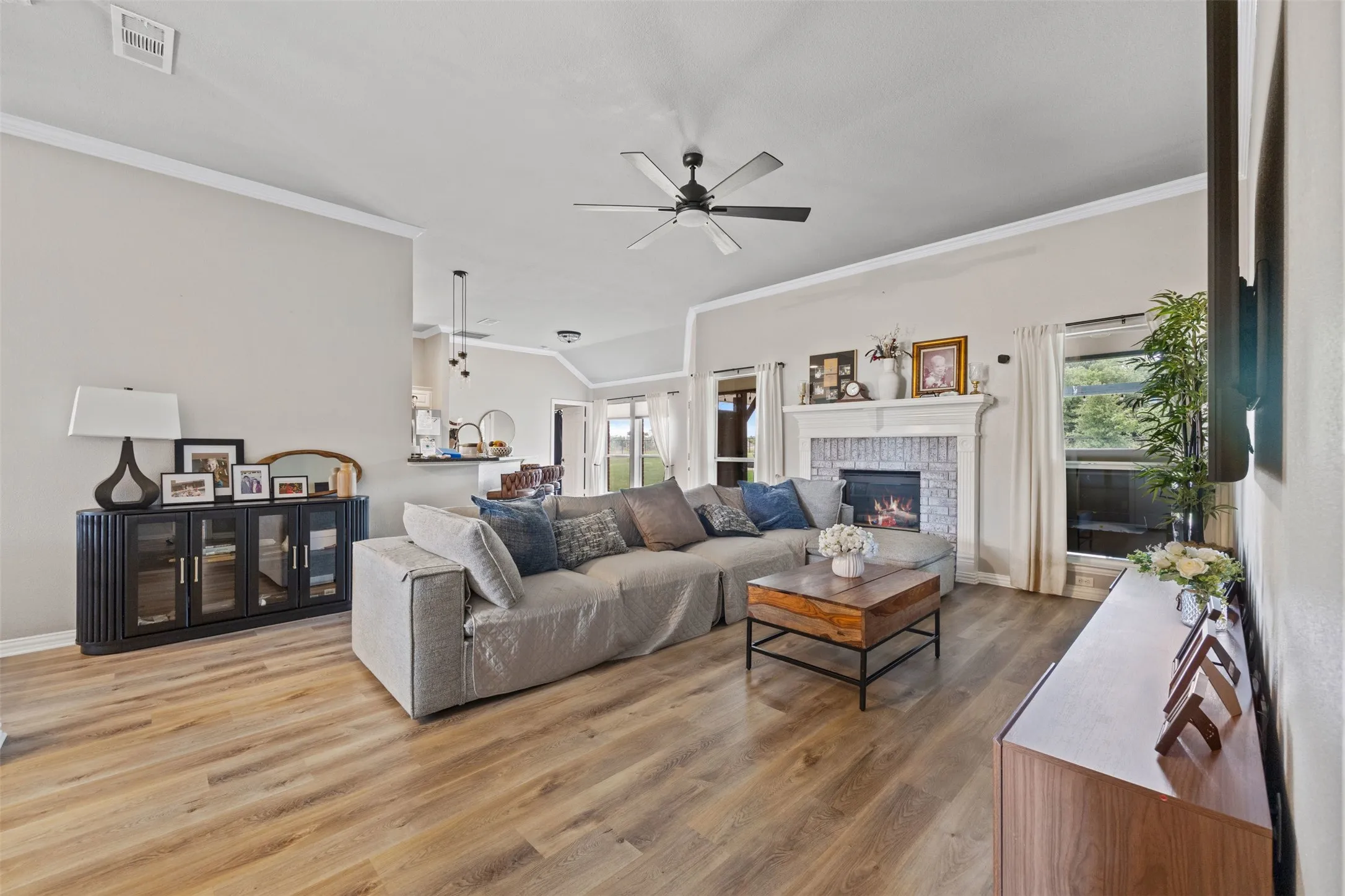 Single Family Residence For Sale in Johnson County , 3909 Timbercrest Drive E, Burleson, Texas 76028, 3 Bedroom, 2 Bathroom, 3 Garage spaces, 1,900 Sqft, built in 2000, mls#21298039, Real Estate Agent in Burleson, Homes For Sale in Johnson county, Homes For Sale in Burleson, Realtor in Burleson Texas, Real Estate Brokerage Independent Realty Texas, Luminita Cordes Realtor