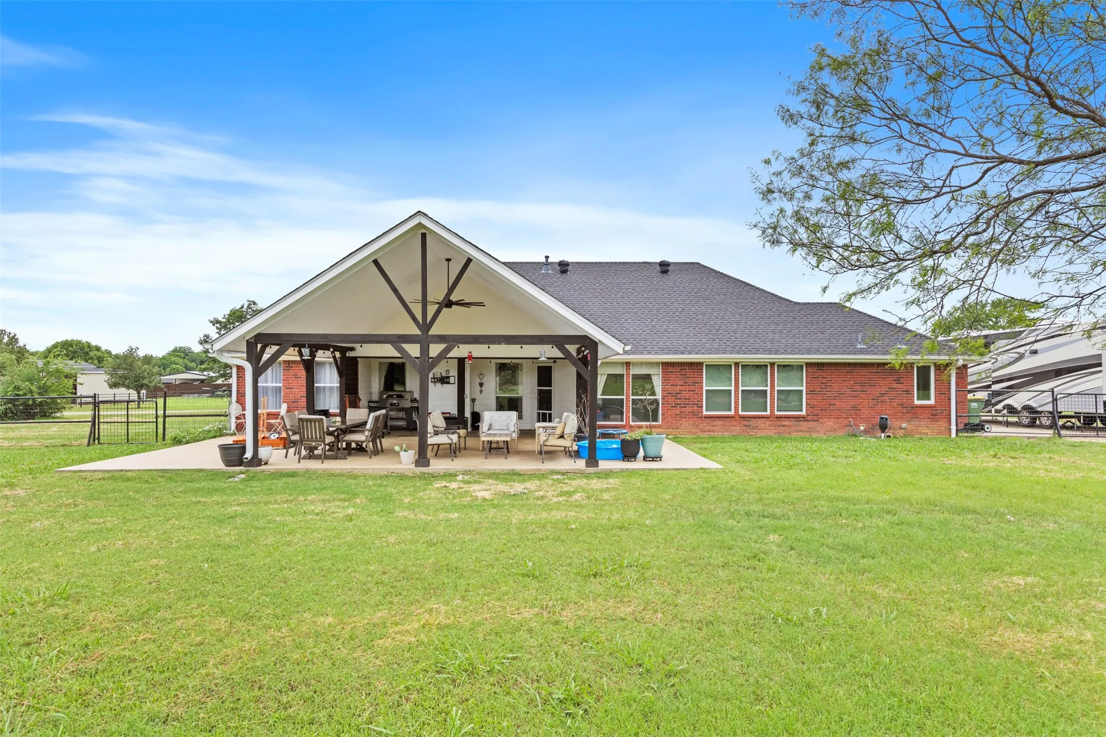 Single Family Residence For Sale in Johnson County , 3909 Timbercrest Drive E, Burleson, Texas 76028, 3 Bedroom, 2 Bathroom, 3 Garage spaces, 1,900 Sqft, built in 2000, mls#21298039, Real Estate Agent in Burleson, Homes For Sale in Johnson county, Homes For Sale in Burleson, Realtor in Burleson Texas, Real Estate Brokerage Independent Realty Texas, Luminita Cordes Realtor