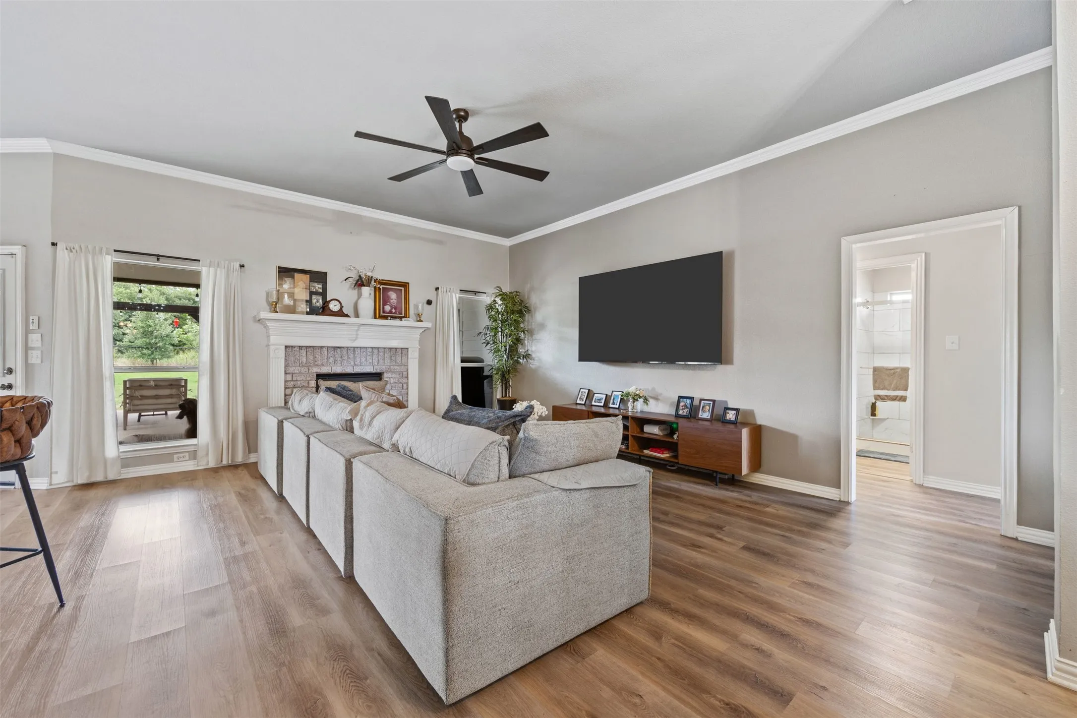 Single Family Residence For Sale in Johnson County , 3909 Timbercrest Drive E, Burleson, Texas 76028, 3 Bedroom, 2 Bathroom, 3 Garage spaces, 1,900 Sqft, built in 2000, mls#21298039, Real Estate Agent in Burleson, Homes For Sale in Johnson county, Homes For Sale in Burleson, Realtor in Burleson Texas, Real Estate Brokerage Independent Realty Texas, Luminita Cordes Realtor