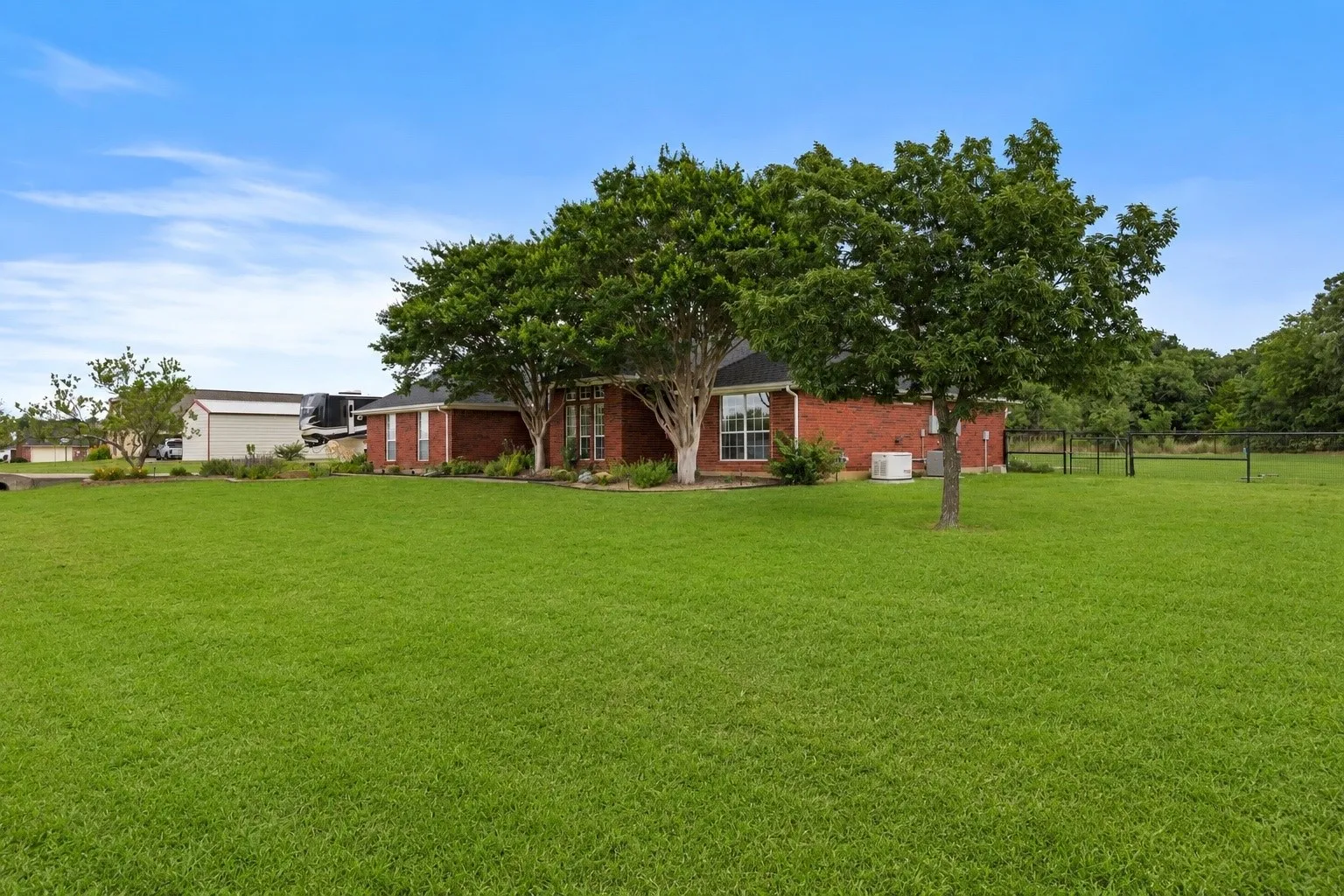 Single Family Residence For Sale in Johnson County , 3909 Timbercrest Drive E, Burleson, Texas 76028, 3 Bedroom, 2 Bathroom, 3 Garage spaces, 1,900 Sqft, built in 2000, mls#21298039, Real Estate Agent in Burleson, Homes For Sale in Johnson county, Homes For Sale in Burleson, Realtor in Burleson Texas, Real Estate Brokerage Independent Realty Texas, Luminita Cordes Realtor