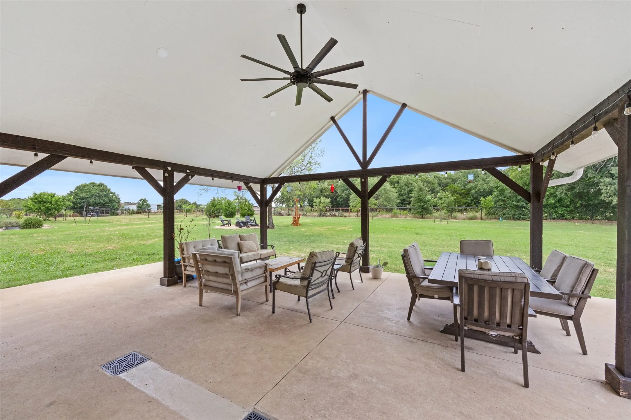Single Family Residence For Sale in Johnson County , 3909 Timbercrest Drive E, Burleson, Texas 76028, 3 Bedroom, 2 Bathroom, 3 Garage spaces, 1,900 Sqft, built in 2000, mls#21298039, Real Estate Agent in Burleson, Homes For Sale in Johnson county, Homes For Sale in Burleson, Realtor in Burleson Texas, Real Estate Brokerage Independent Realty Texas, Luminita Cordes Realtor