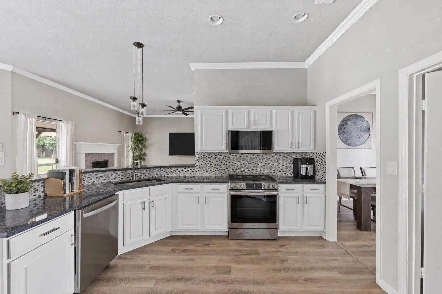Single Family Residence For Sale in Johnson County , 3909 Timbercrest Drive E, Burleson, Texas 76028, 3 Bedroom, 2 Bathroom, 3 Garage spaces, 1,900 Sqft, built in 2000, mls#21298039, Real Estate Agent in Burleson, Homes For Sale in Johnson county, Homes For Sale in Burleson, Realtor in Burleson Texas, Real Estate Brokerage Independent Realty Texas, Luminita Cordes Realtor