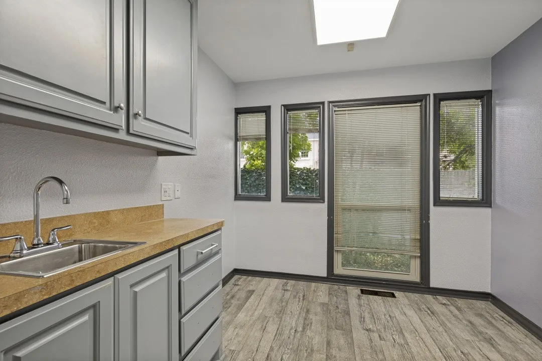 Retail For Sale in Dallas County , 800 N Bishop Avenue 2, Dallas, Texas 75208, 0, 0, Garage spaces, 0 Sqft, built in 1963, mls#21310848, Real Estate Agent in Dallas, Homes For Sale in Dallas county, Homes For Sale in Dallas, Realtor in Dallas Texas, Real Estate Brokerage Independent Realty Texas, Luminita Cordes Realtor