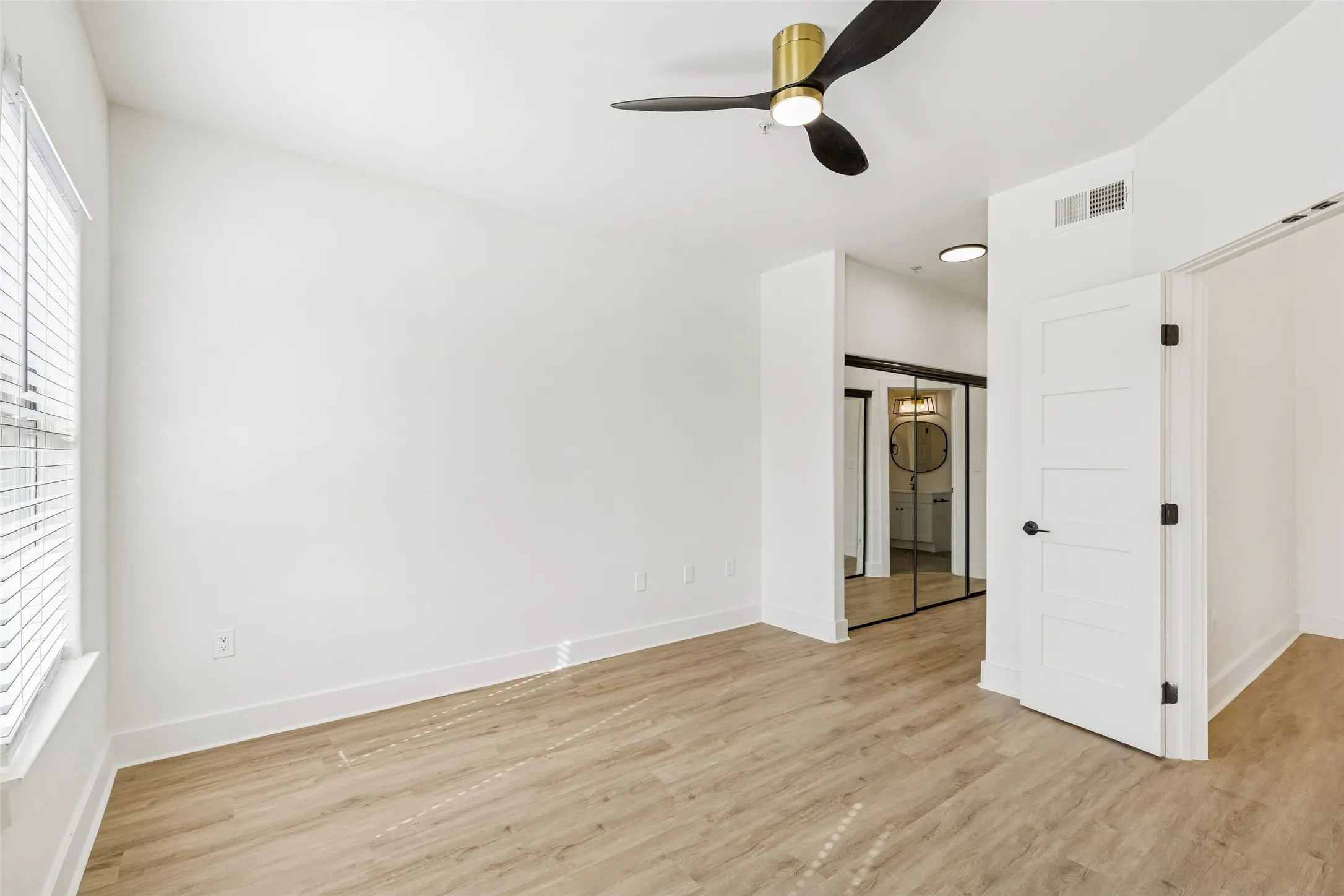 Condominium For Rent in Dallas County , 330 Las Colinas Boulevard E 434, Irving, Texas 75039, 1 Bedroom, 1 Bathroom, 1 Garage spaces, 805 Sqft, built in 2001, mls#21312157, Real Estate Agent in Irving, Homes For Rent in Dallas county, Homes For Rent in Irving, Realtor in Irving Texas, Real Estate Brokerage Independent Realty Texas, Luminita Cordes Realtor