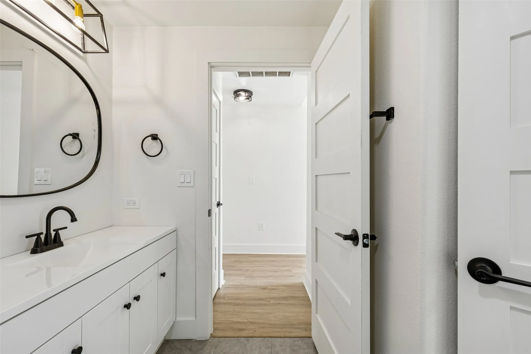 Condominium For Rent in Dallas County , 330 Las Colinas Boulevard E 434, Irving, Texas 75039, 1 Bedroom, 1 Bathroom, 1 Garage spaces, 805 Sqft, built in 2001, mls#21312157, Real Estate Agent in Irving, Homes For Rent in Dallas county, Homes For Rent in Irving, Realtor in Irving Texas, Real Estate Brokerage Independent Realty Texas, Luminita Cordes Realtor