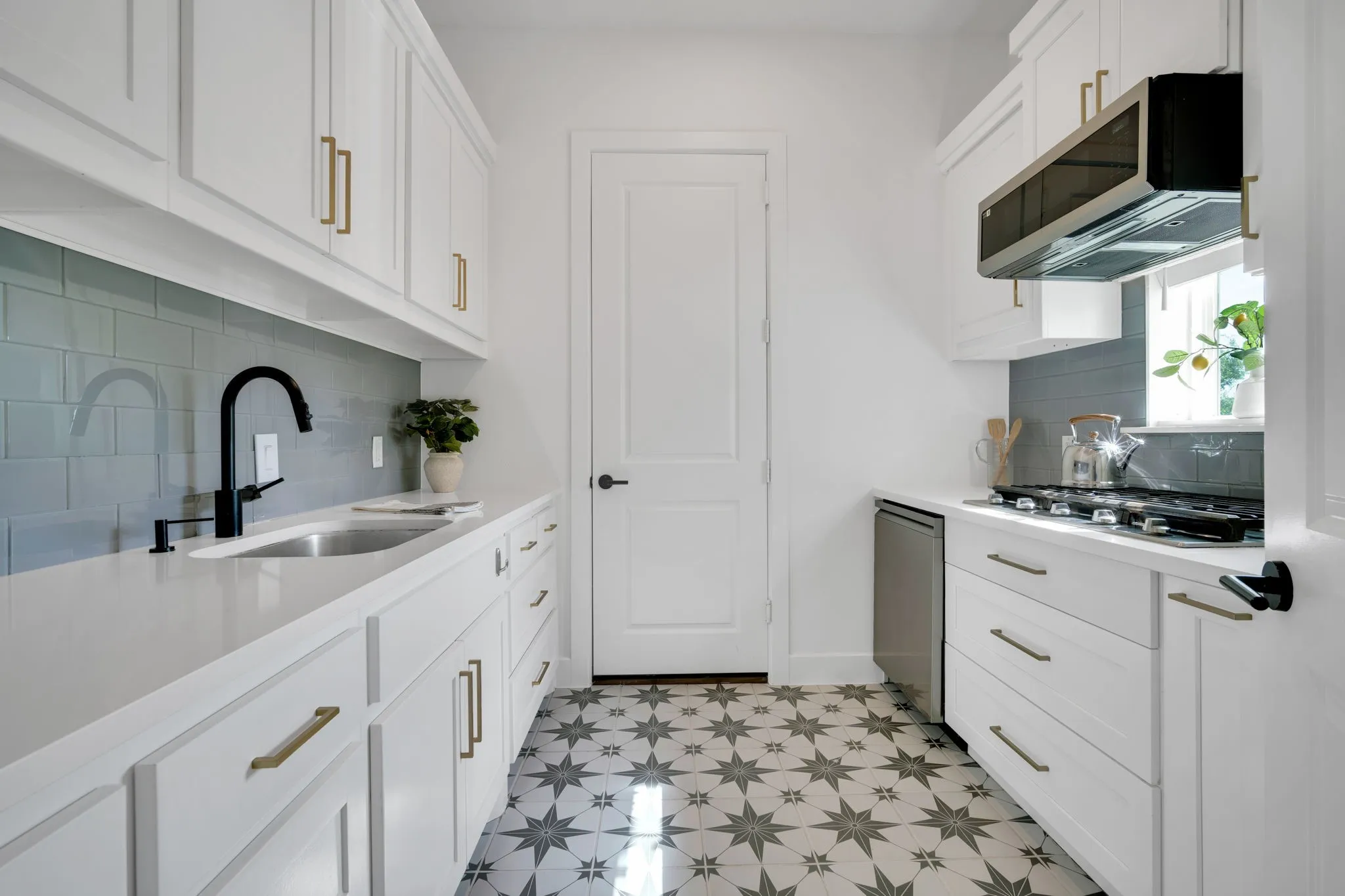 BONUS Prep Kitchen is equipped with dishwasher, gas cooktop, convection oven and sink!
