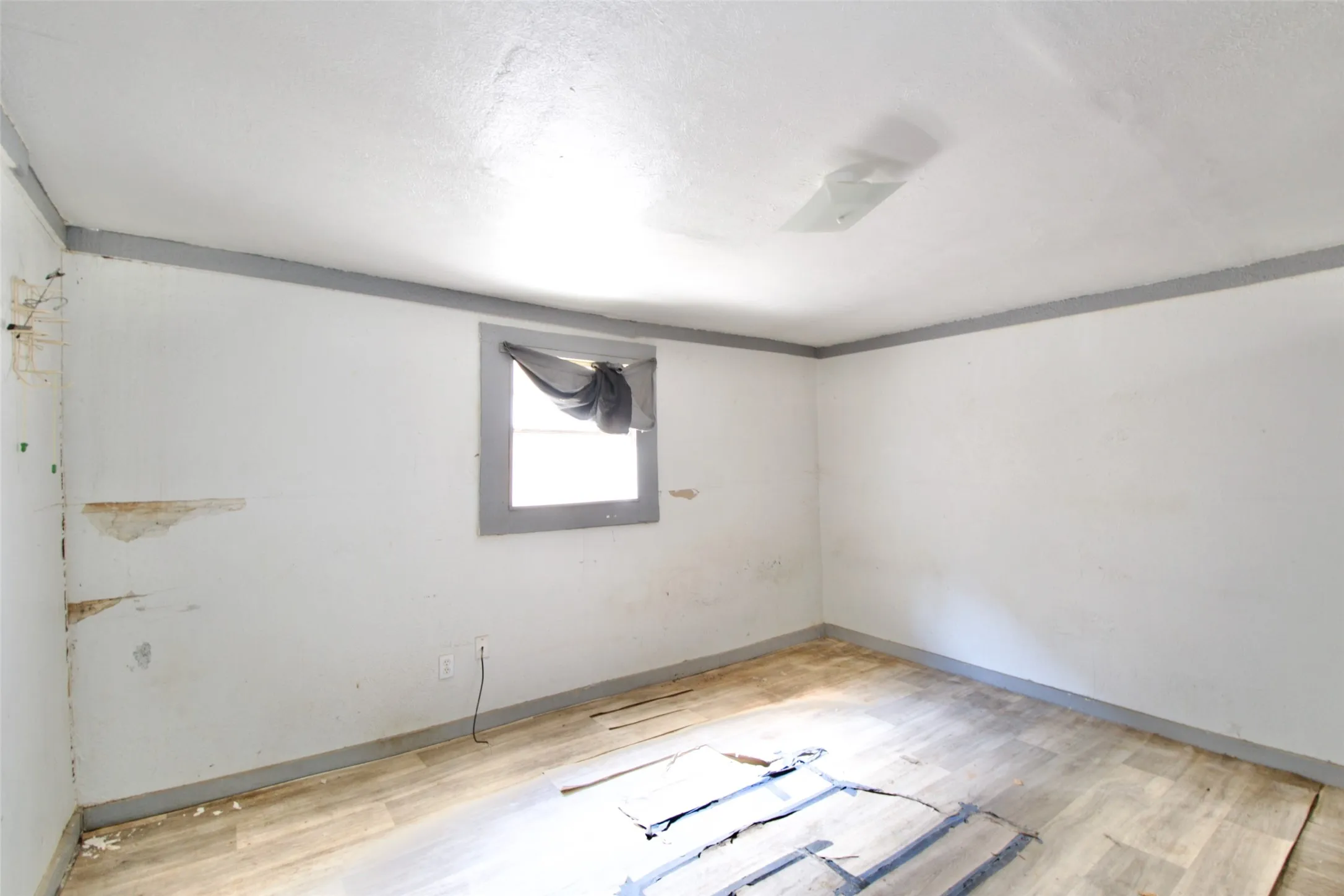 Single Family Residence For Sale in Mc Lennan County , 1610 N 10th Street, Waco, Texas 76707, 2 Bedrooms, 1 Bathroom, Garage spaces, 897 Sqft, built in 1929, Price $45,000, mls#21307078, Real Estate Agent in Waco, Homes For Sale in Mc Lennan county, Homes For Sale in Waco, Realtor in Waco Texas, Real Estate Brokerage Independent Realty Texas, Luminita Cordes Realtor