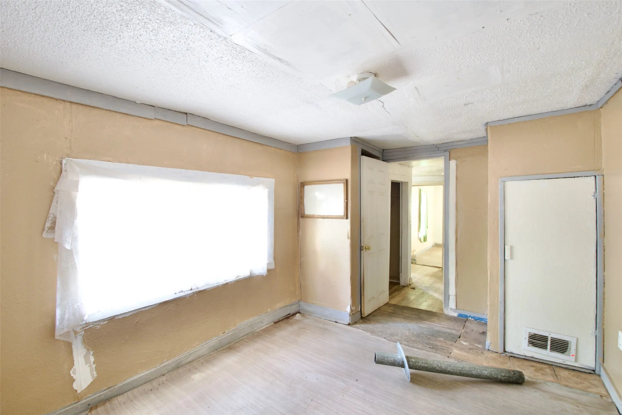 Single Family Residence For Sale in Mc Lennan County , 1610 N 10th Street, Waco, Texas 76707, 2 Bedrooms, 1 Bathroom, Garage spaces, 897 Sqft, built in 1929, Price $45,000, mls#21307078, Real Estate Agent in Waco, Homes For Sale in Mc Lennan county, Homes For Sale in Waco, Realtor in Waco Texas, Real Estate Brokerage Independent Realty Texas, Luminita Cordes Realtor