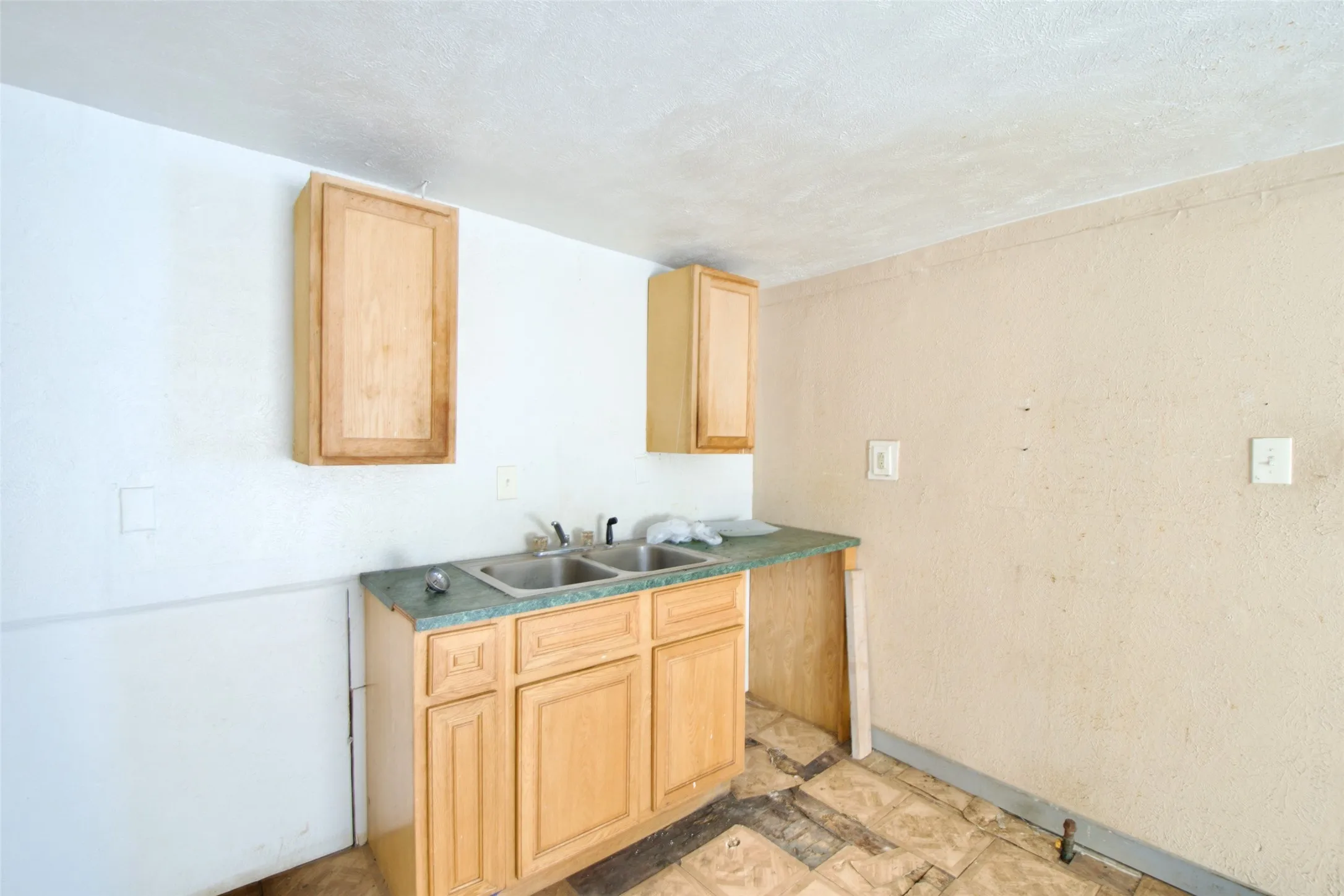 Single Family Residence For Sale in Mc Lennan County , 1610 N 10th Street, Waco, Texas 76707, 2 Bedrooms, 1 Bathroom, Garage spaces, 897 Sqft, built in 1929, Price $45,000, mls#21307078, Real Estate Agent in Waco, Homes For Sale in Mc Lennan county, Homes For Sale in Waco, Realtor in Waco Texas, Real Estate Brokerage Independent Realty Texas, Luminita Cordes Realtor