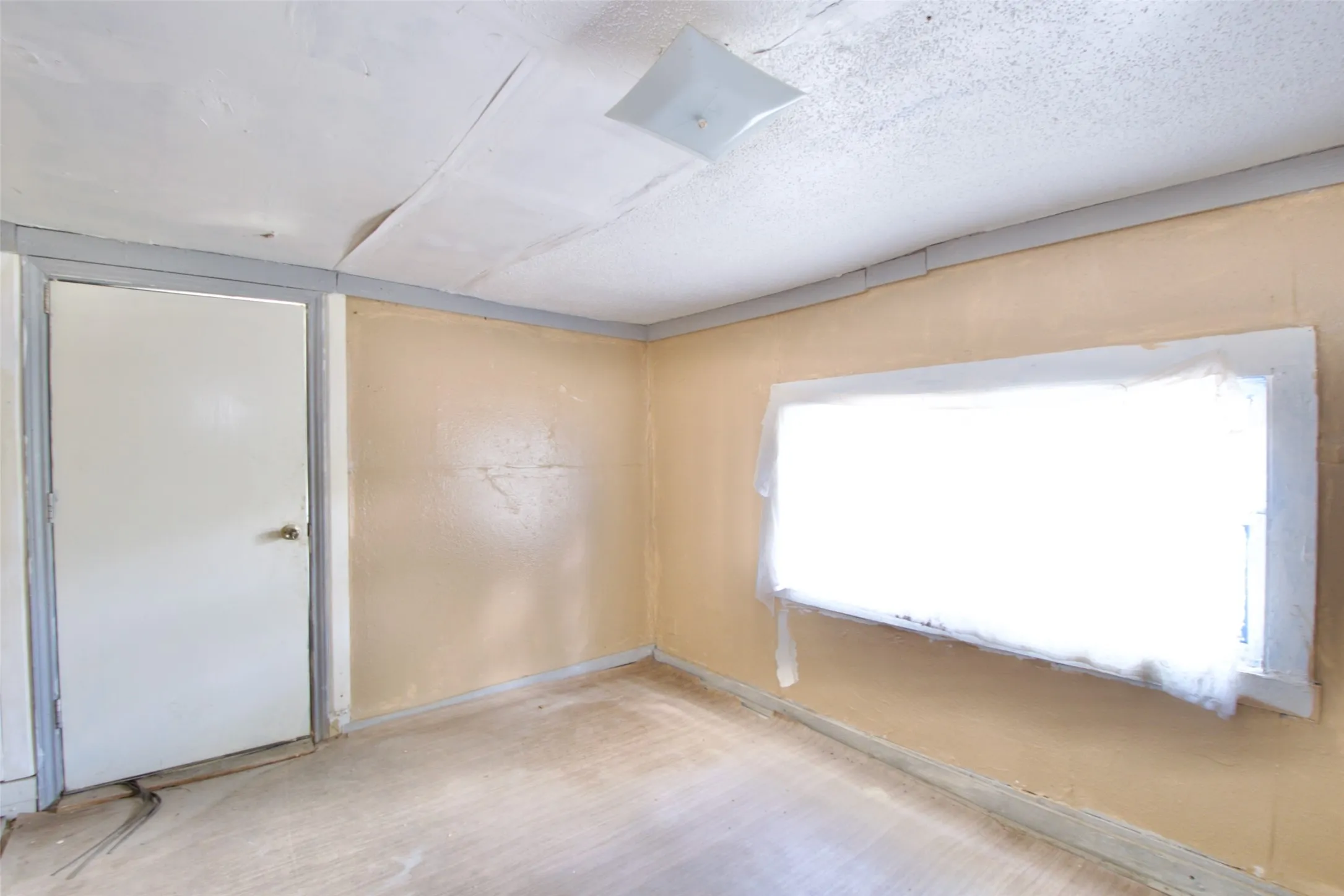 Single Family Residence For Sale in Mc Lennan County , 1610 N 10th Street, Waco, Texas 76707, 2 Bedrooms, 1 Bathroom, Garage spaces, 897 Sqft, built in 1929, Price $45,000, mls#21307078, Real Estate Agent in Waco, Homes For Sale in Mc Lennan county, Homes For Sale in Waco, Realtor in Waco Texas, Real Estate Brokerage Independent Realty Texas, Luminita Cordes Realtor