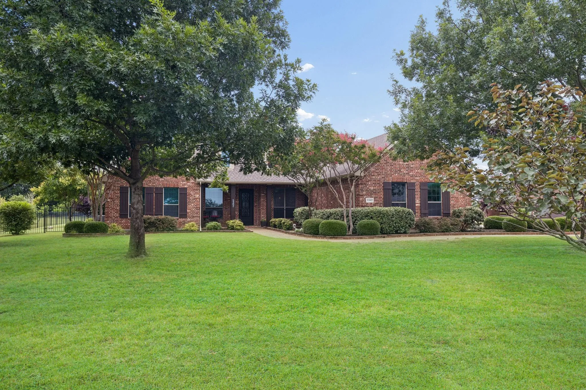 Welcome to 5302 Ravensthorpe Drive!