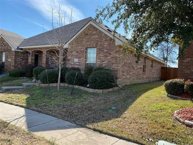 Oversized lot for this community