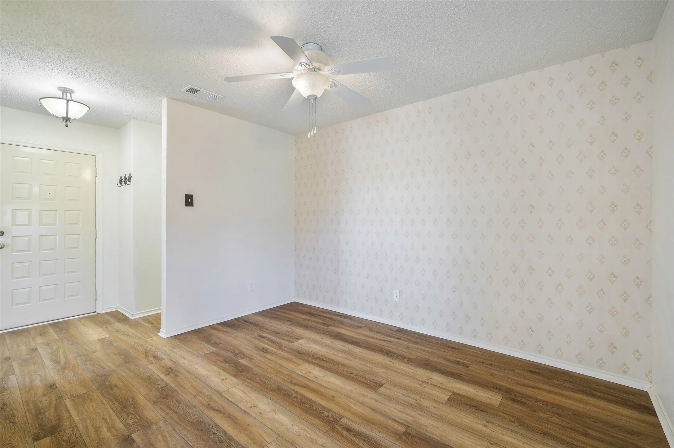 Single Family Residence For Rent in Denton County , 3719 Furneaux Lane, Carrollton, Texas 75007, 3 Bedroom, 2 Bathroom, 2 Garage spaces, 1,529 Sqft, built in 1983, mls#21311462, Real Estate Agent in Carrollton, Homes For Rent in Denton county, Homes For Rent in Carrollton, Realtor in Carrollton Texas, Real Estate Brokerage Independent Realty Texas, Luminita Cordes Realtor