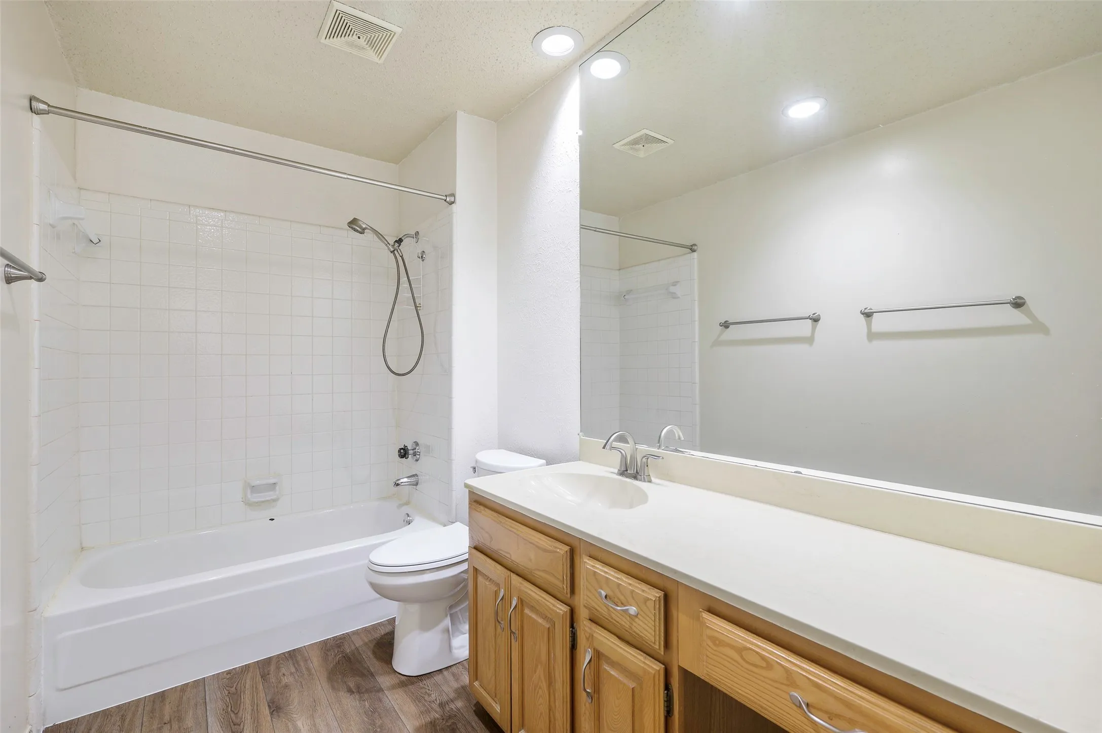 Single Family Residence For Rent in Denton County , 3719 Furneaux Lane, Carrollton, Texas 75007, 3 Bedroom, 2 Bathroom, 2 Garage spaces, 1,529 Sqft, built in 1983, mls#21311462, Real Estate Agent in Carrollton, Homes For Rent in Denton county, Homes For Rent in Carrollton, Realtor in Carrollton Texas, Real Estate Brokerage Independent Realty Texas, Luminita Cordes Realtor