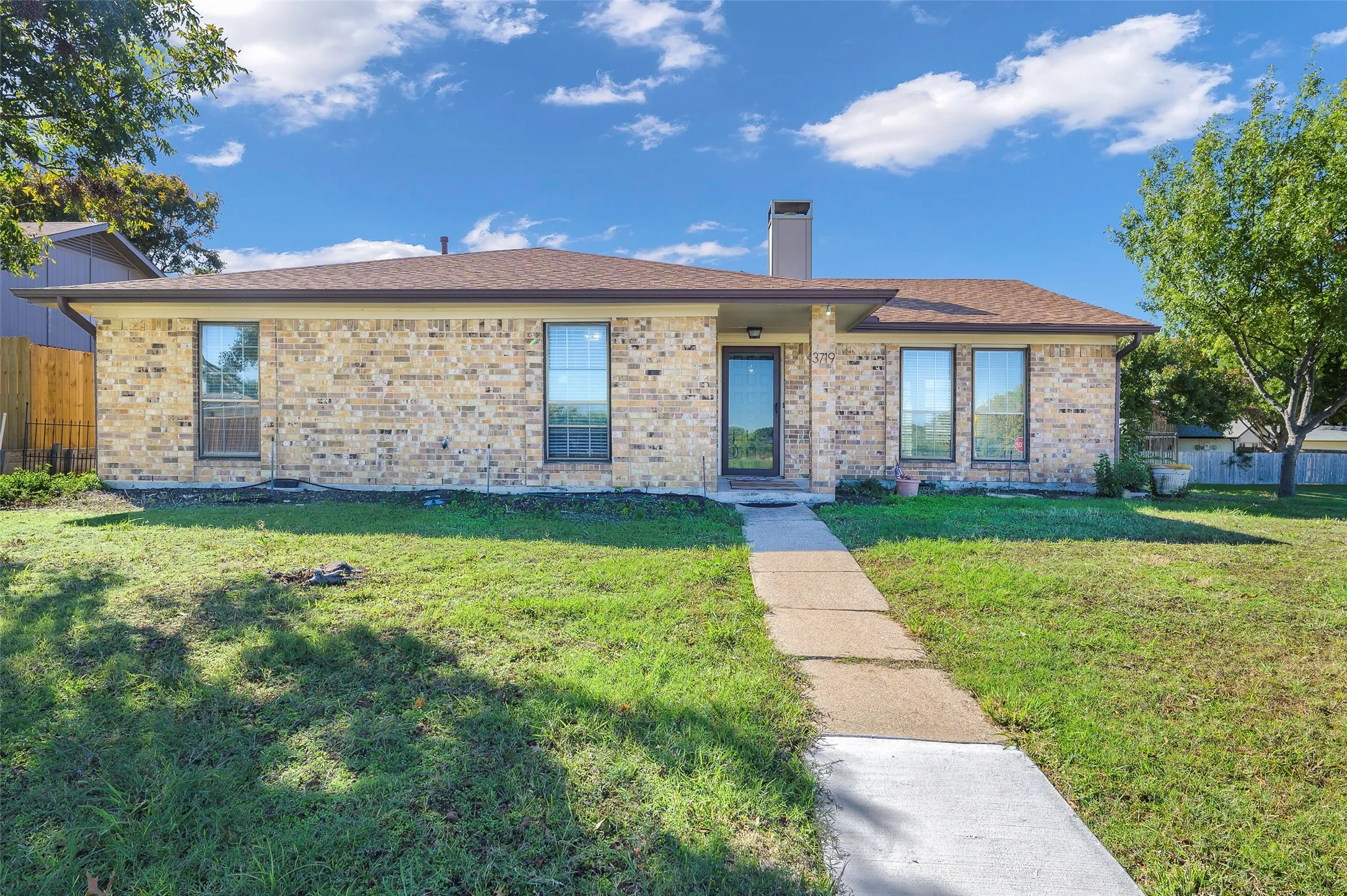 Single Family Residence For Rent in Denton County , 3719 Furneaux Lane, Carrollton, Texas 75007, 3 Bedroom, 2 Bathroom, 2 Garage spaces, 1,529 Sqft, built in 1983, mls#21311462, Real Estate Agent in Carrollton, Homes For Rent in Denton county, Homes For Rent in Carrollton, Realtor in Carrollton Texas, Real Estate Brokerage Independent Realty Texas, Luminita Cordes Realtor
