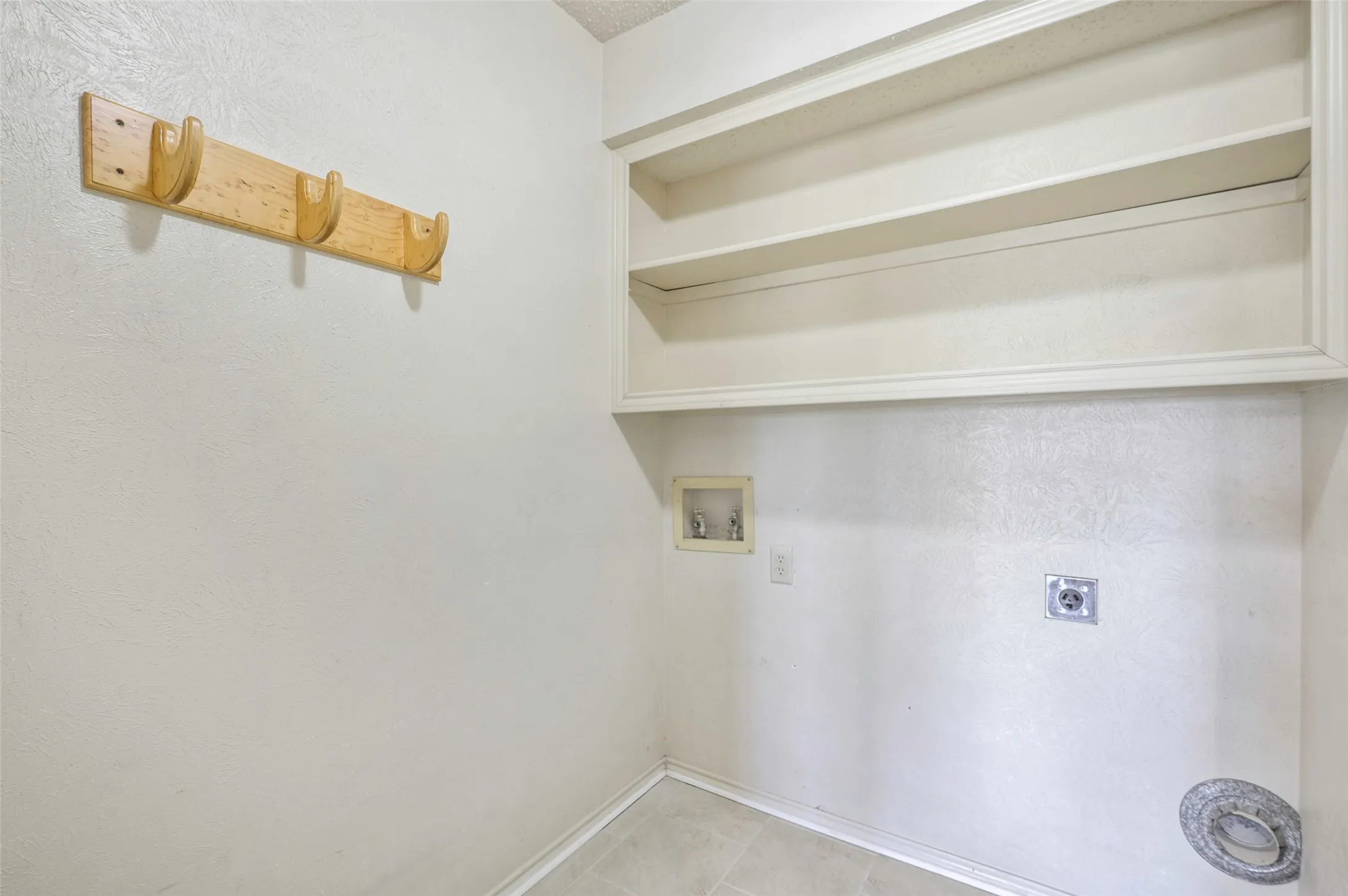 Single Family Residence For Rent in Denton County , 3719 Furneaux Lane, Carrollton, Texas 75007, 3 Bedroom, 2 Bathroom, 2 Garage spaces, 1,529 Sqft, built in 1983, mls#21311462, Real Estate Agent in Carrollton, Homes For Rent in Denton county, Homes For Rent in Carrollton, Realtor in Carrollton Texas, Real Estate Brokerage Independent Realty Texas, Luminita Cordes Realtor