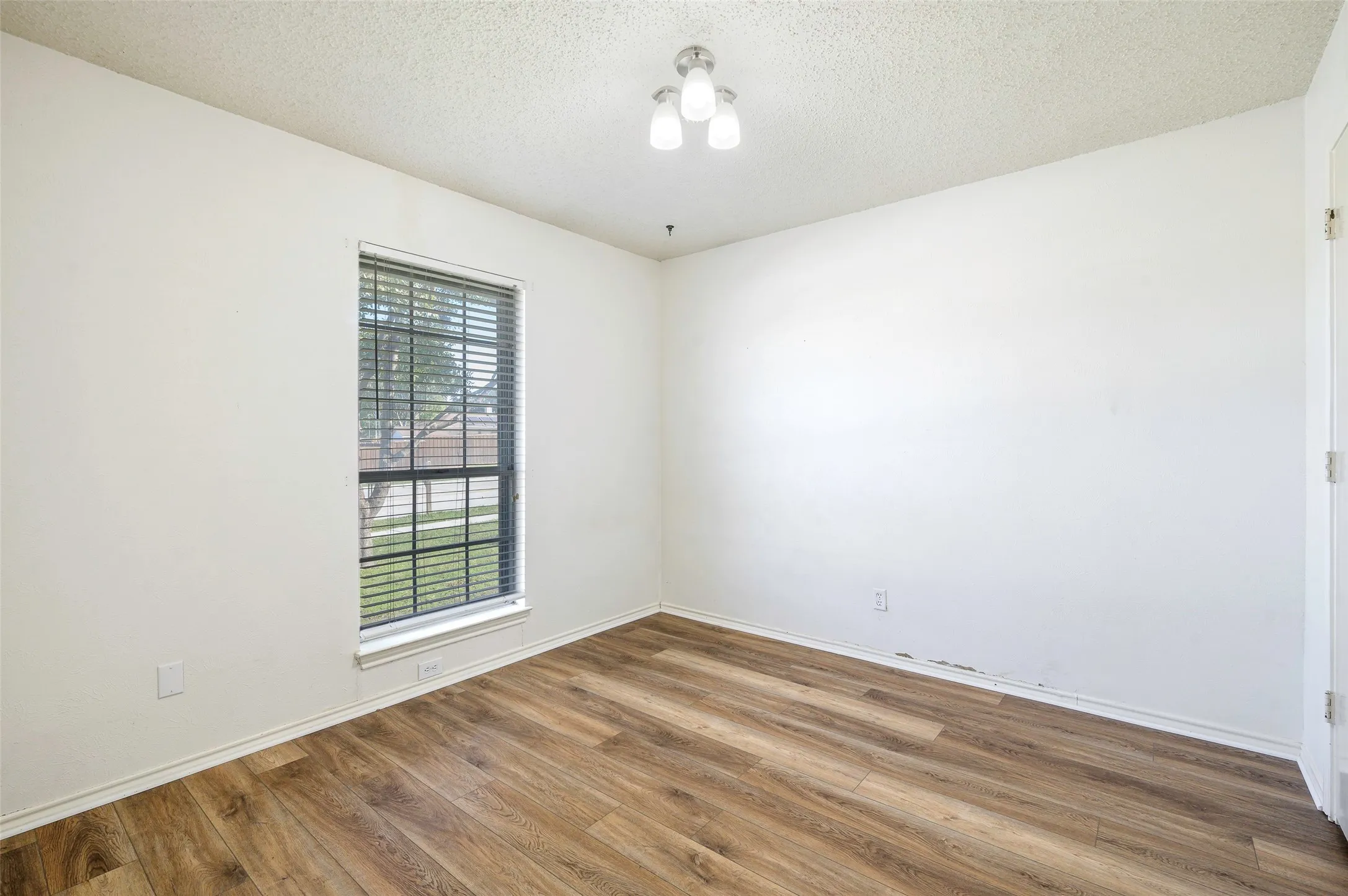 Single Family Residence For Rent in Denton County , 3719 Furneaux Lane, Carrollton, Texas 75007, 3 Bedroom, 2 Bathroom, 2 Garage spaces, 1,529 Sqft, built in 1983, mls#21311462, Real Estate Agent in Carrollton, Homes For Rent in Denton county, Homes For Rent in Carrollton, Realtor in Carrollton Texas, Real Estate Brokerage Independent Realty Texas, Luminita Cordes Realtor
