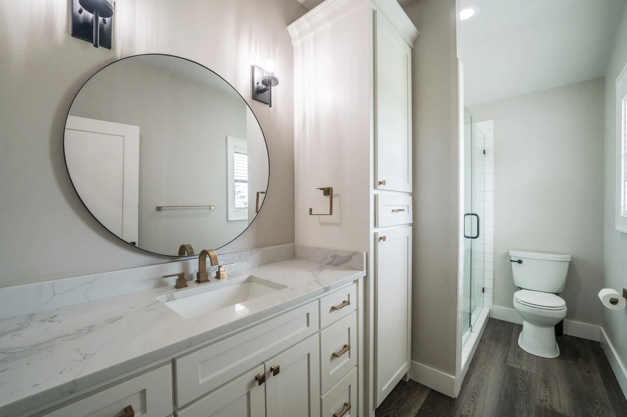 Full guest bathroom on 2nd floor