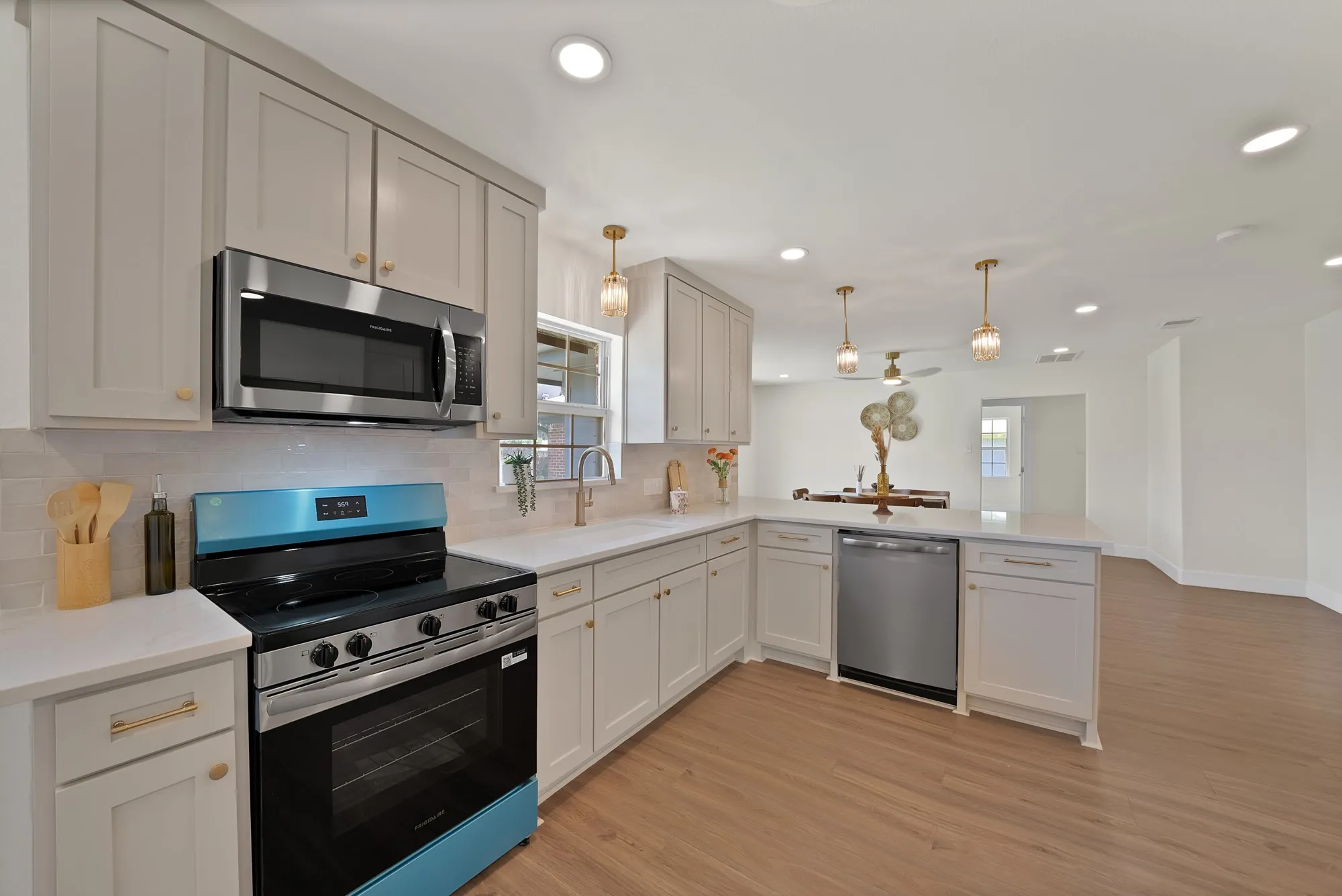 Single Family Residence For Sale in Dallas County , 1618 Comanche Trail, Garland, Texas 75043, 3 Bedroom, 2 Bathroom, 2 Garage spaces, 2,038 Sqft, built in 1955, mls#21287903, Real Estate Agent in Garland, Homes For Sale in Dallas county, Homes For Sale in Garland, Realtor in Garland Texas, Real Estate Brokerage Independent Realty Texas, Luminita Cordes Realtor