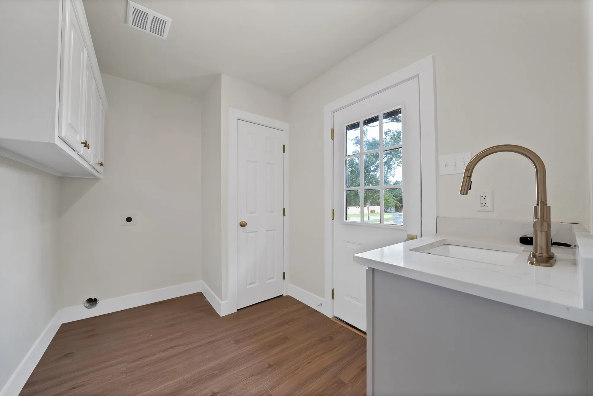 Single Family Residence For Sale in Dallas County , 1618 Comanche Trail, Garland, Texas 75043, 3 Bedroom, 2 Bathroom, 2 Garage spaces, 2,038 Sqft, built in 1955, mls#21287903, Real Estate Agent in Garland, Homes For Sale in Dallas county, Homes For Sale in Garland, Realtor in Garland Texas, Real Estate Brokerage Independent Realty Texas, Luminita Cordes Realtor