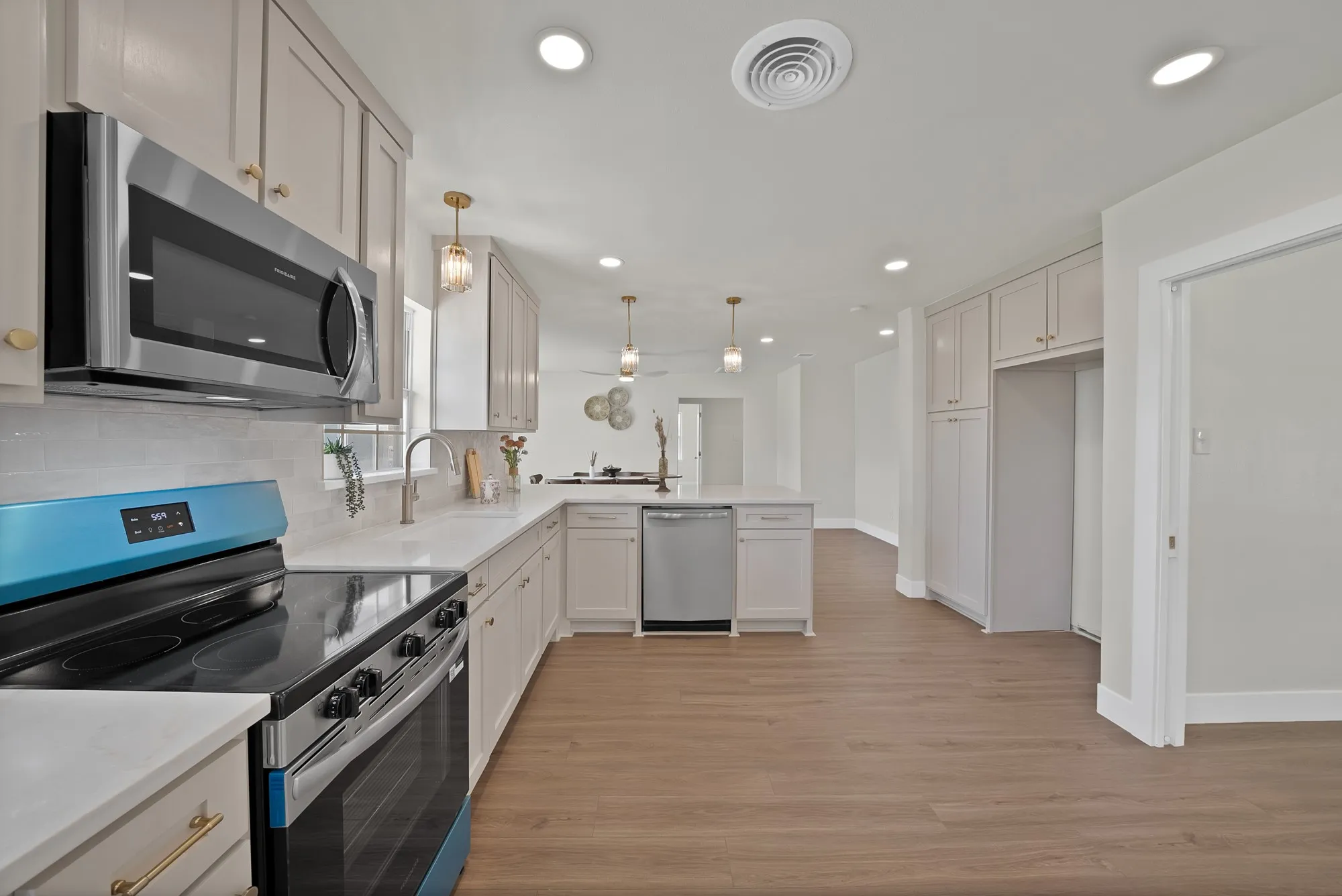 Single Family Residence For Sale in Dallas County , 1618 Comanche Trail, Garland, Texas 75043, 3 Bedroom, 2 Bathroom, 2 Garage spaces, 2,038 Sqft, built in 1955, mls#21287903, Real Estate Agent in Garland, Homes For Sale in Dallas county, Homes For Sale in Garland, Realtor in Garland Texas, Real Estate Brokerage Independent Realty Texas, Luminita Cordes Realtor