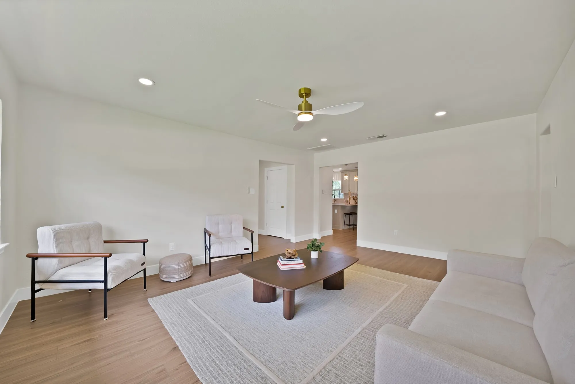 Single Family Residence For Sale in Dallas County , 1618 Comanche Trail, Garland, Texas 75043, 3 Bedroom, 2 Bathroom, 2 Garage spaces, 2,038 Sqft, built in 1955, mls#21287903, Real Estate Agent in Garland, Homes For Sale in Dallas county, Homes For Sale in Garland, Realtor in Garland Texas, Real Estate Brokerage Independent Realty Texas, Luminita Cordes Realtor