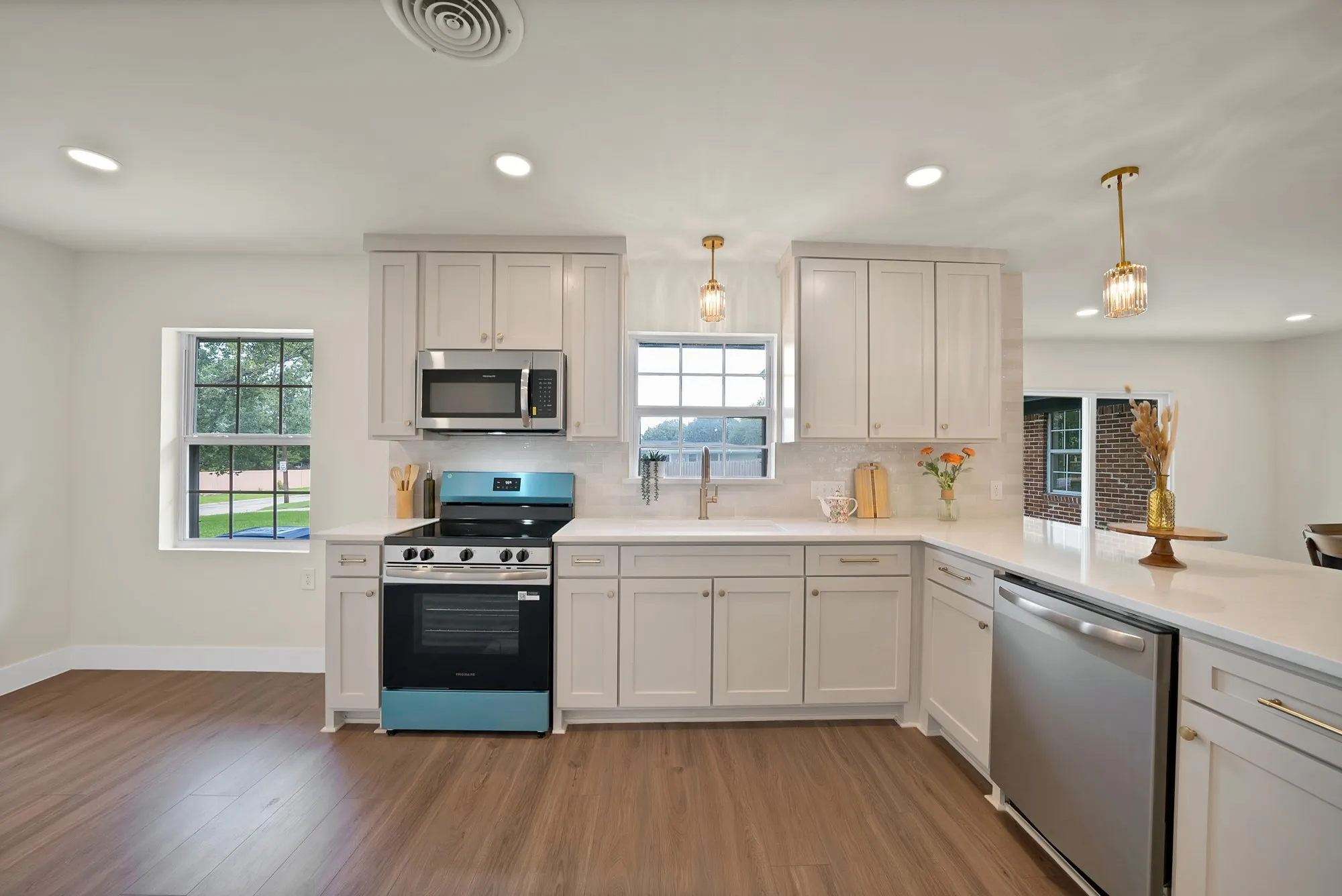 Single Family Residence For Sale in Dallas County , 1618 Comanche Trail, Garland, Texas 75043, 3 Bedroom, 2 Bathroom, 2 Garage spaces, 2,038 Sqft, built in 1955, mls#21287903, Real Estate Agent in Garland, Homes For Sale in Dallas county, Homes For Sale in Garland, Realtor in Garland Texas, Real Estate Brokerage Independent Realty Texas, Luminita Cordes Realtor