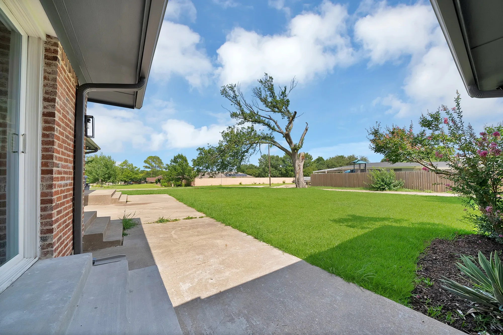 Single Family Residence For Sale in Dallas County , 1618 Comanche Trail, Garland, Texas 75043, 3 Bedroom, 2 Bathroom, 2 Garage spaces, 2,038 Sqft, built in 1955, mls#21287903, Real Estate Agent in Garland, Homes For Sale in Dallas county, Homes For Sale in Garland, Realtor in Garland Texas, Real Estate Brokerage Independent Realty Texas, Luminita Cordes Realtor