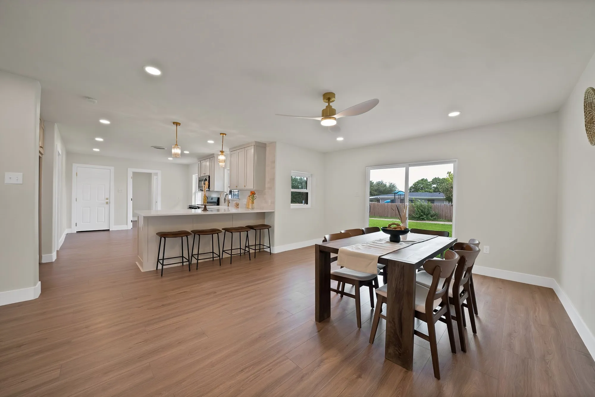 Single Family Residence For Sale in Dallas County , 1618 Comanche Trail, Garland, Texas 75043, 3 Bedroom, 2 Bathroom, 2 Garage spaces, 2,038 Sqft, built in 1955, mls#21287903, Real Estate Agent in Garland, Homes For Sale in Dallas county, Homes For Sale in Garland, Realtor in Garland Texas, Real Estate Brokerage Independent Realty Texas, Luminita Cordes Realtor