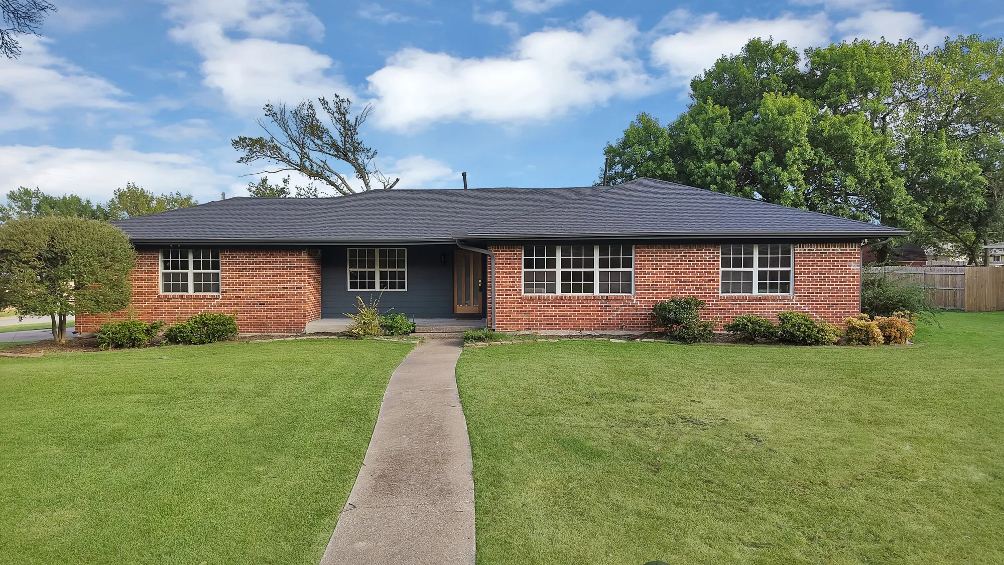 Single Family Residence For Sale in Dallas County , 1618 Comanche Trail, Garland, Texas 75043, 3 Bedroom, 2 Bathroom, 2 Garage spaces, 2,038 Sqft, built in 1955, mls#21287903, Real Estate Agent in Garland, Homes For Sale in Dallas county, Homes For Sale in Garland, Realtor in Garland Texas, Real Estate Brokerage Independent Realty Texas, Luminita Cordes Realtor