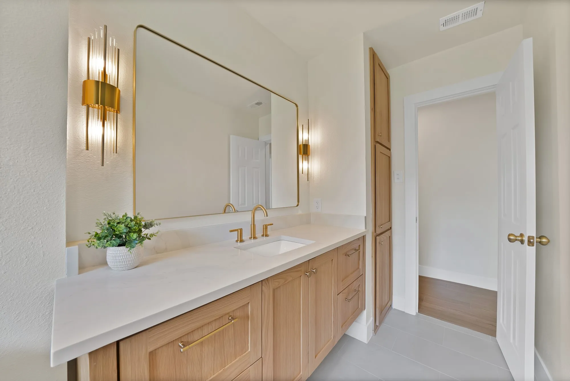 Single Family Residence For Sale in Dallas County , 1618 Comanche Trail, Garland, Texas 75043, 3 Bedroom, 2 Bathroom, 2 Garage spaces, 2,038 Sqft, built in 1955, mls#21287903, Real Estate Agent in Garland, Homes For Sale in Dallas county, Homes For Sale in Garland, Realtor in Garland Texas, Real Estate Brokerage Independent Realty Texas, Luminita Cordes Realtor