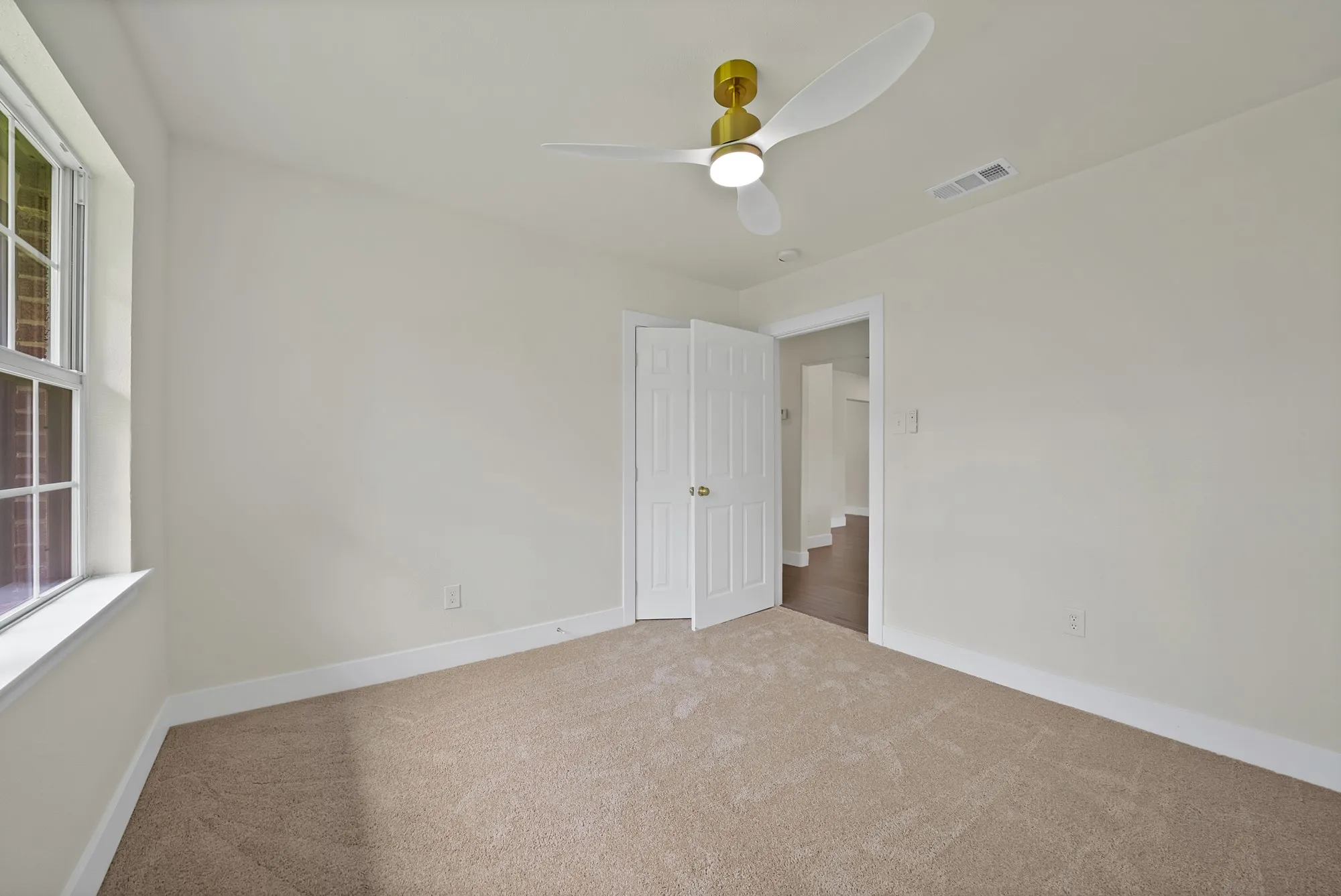 Single Family Residence For Sale in Dallas County , 1618 Comanche Trail, Garland, Texas 75043, 3 Bedroom, 2 Bathroom, 2 Garage spaces, 2,038 Sqft, built in 1955, mls#21287903, Real Estate Agent in Garland, Homes For Sale in Dallas county, Homes For Sale in Garland, Realtor in Garland Texas, Real Estate Brokerage Independent Realty Texas, Luminita Cordes Realtor