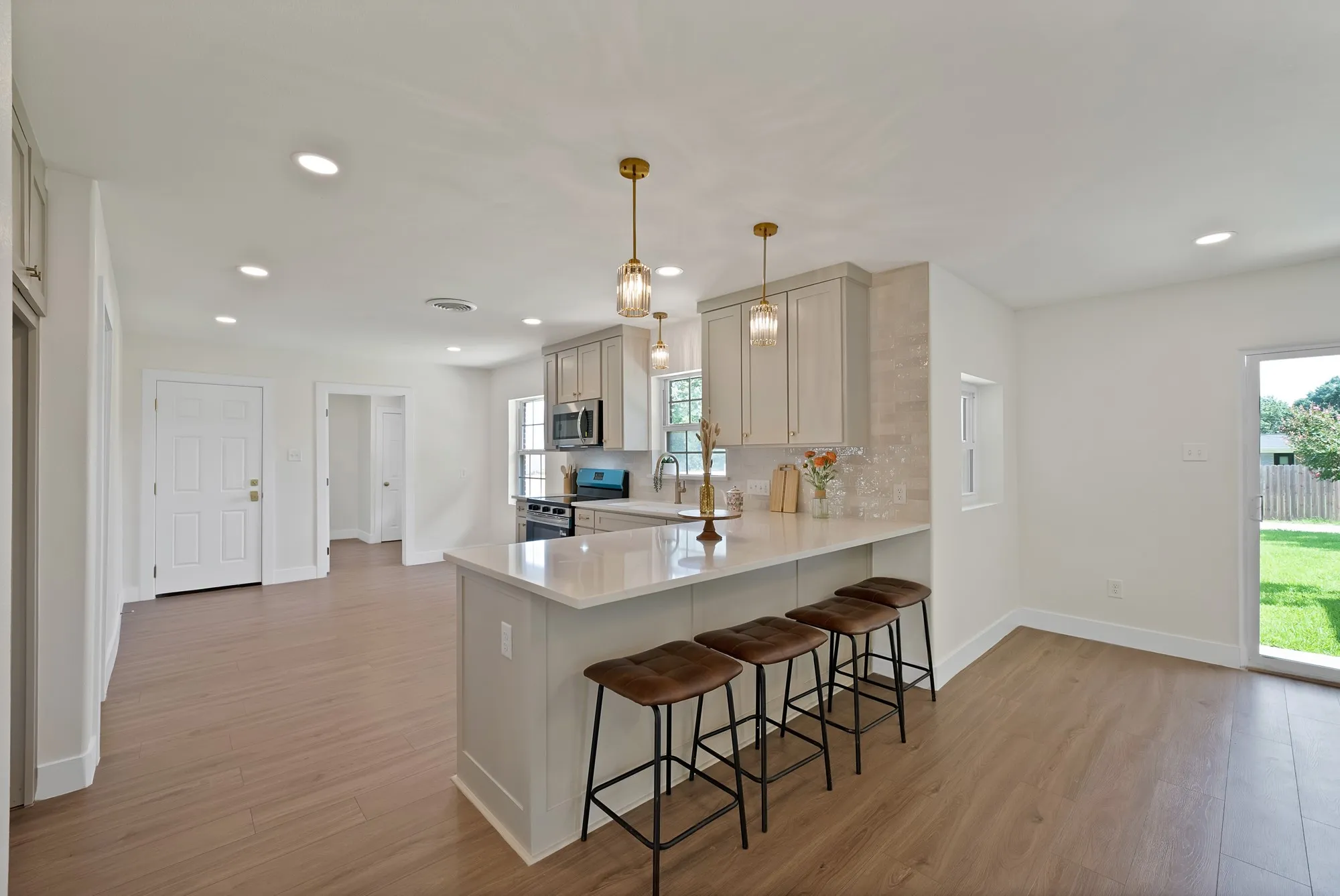 Single Family Residence For Sale in Dallas County , 1618 Comanche Trail, Garland, Texas 75043, 3 Bedroom, 2 Bathroom, 2 Garage spaces, 2,038 Sqft, built in 1955, mls#21287903, Real Estate Agent in Garland, Homes For Sale in Dallas county, Homes For Sale in Garland, Realtor in Garland Texas, Real Estate Brokerage Independent Realty Texas, Luminita Cordes Realtor