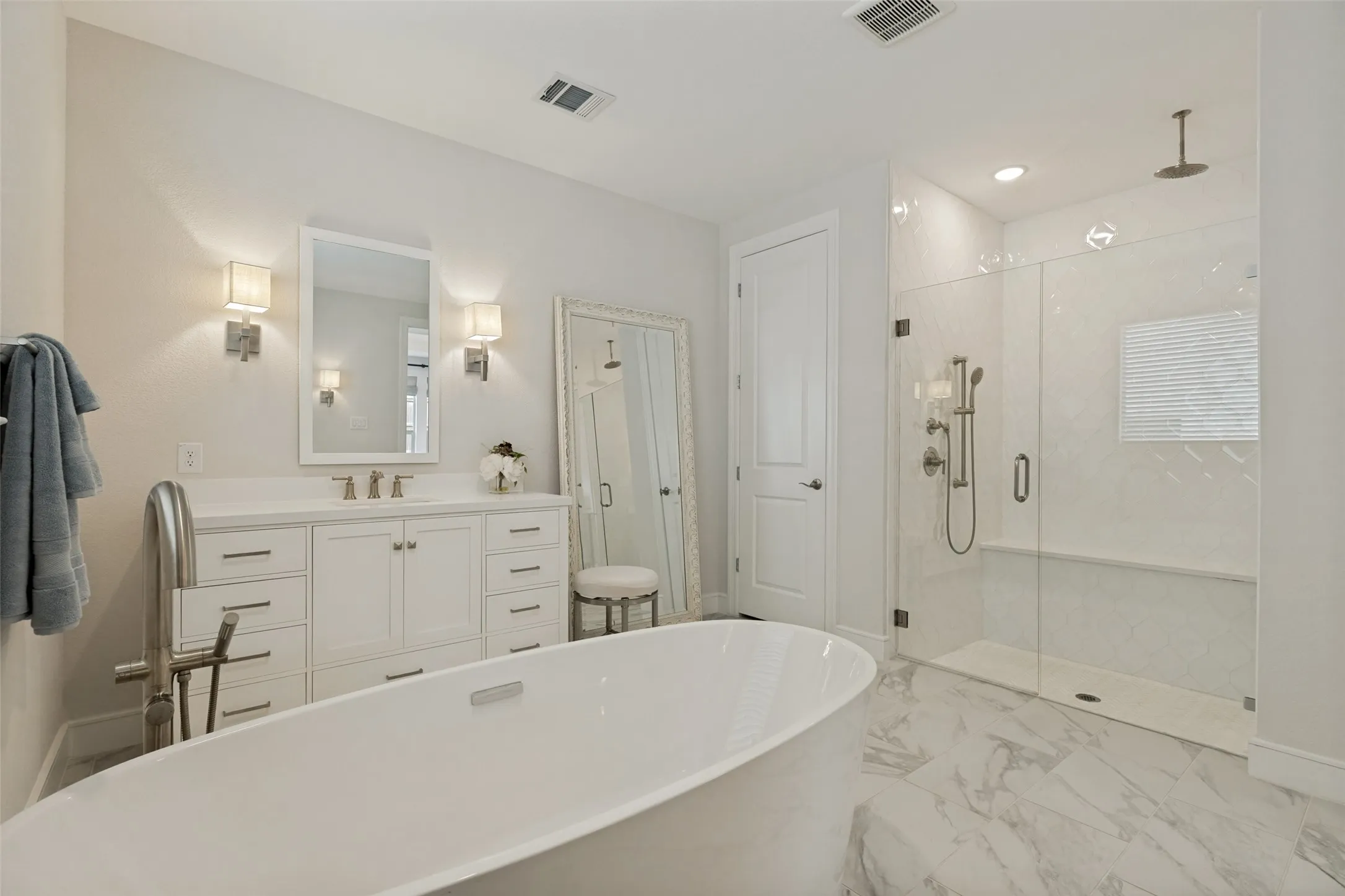 Single Family Residence For Sale in Collin County , 4212 Hollandwood Drive, Mc Kinney, Texas 75071, 4 Bedroom, 4 Bathroom, 3 Garage spaces, 3,481 Sqft, built in 2023, mls#21312004, Real Estate Agent in Mc Kinney, Homes For Sale in Collin county, Homes For Sale in Mc Kinney, Realtor in Mc Kinney Texas, Real Estate Brokerage Independent Realty Texas, Luminita Cordes Realtor