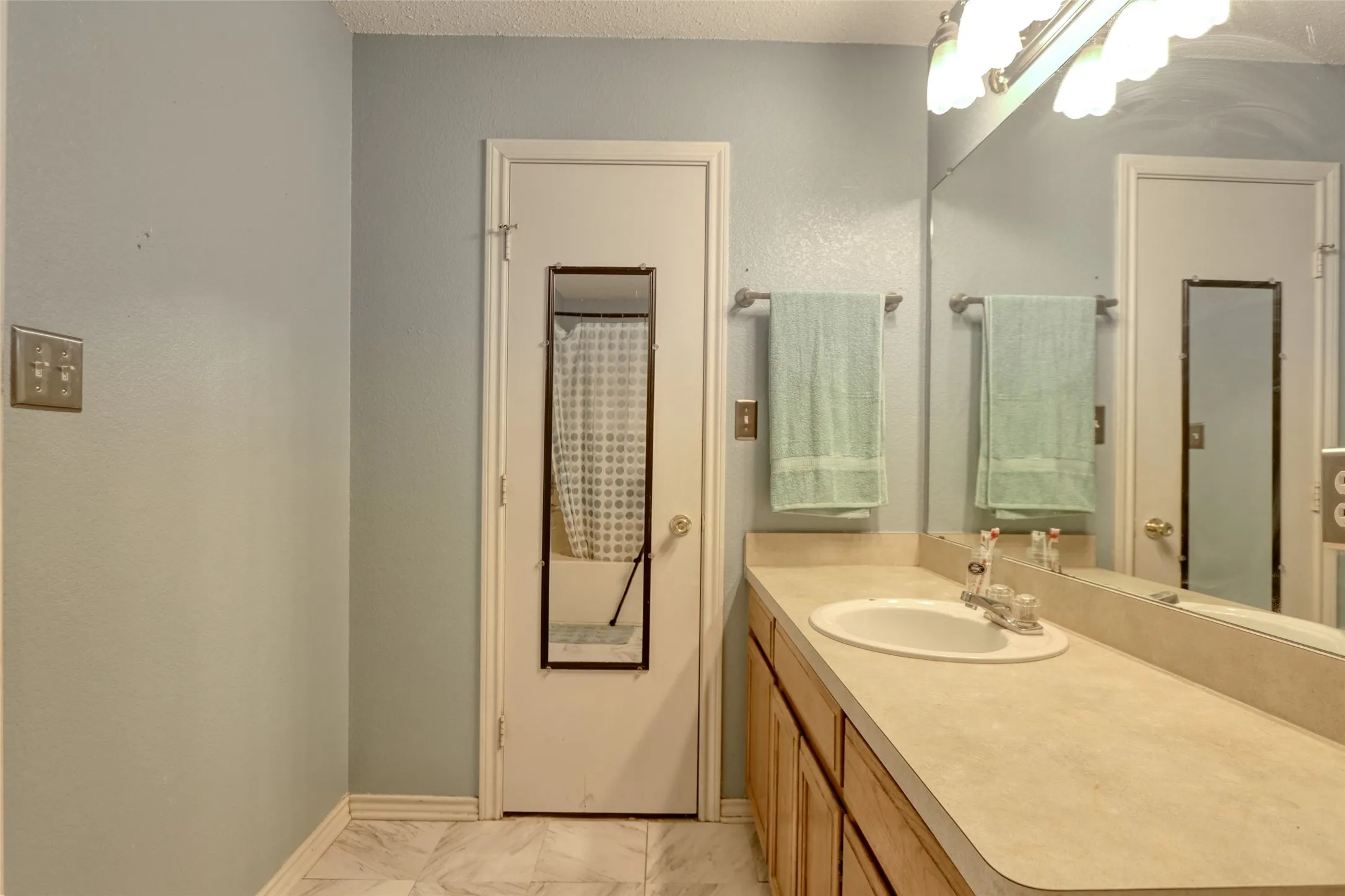 Single Family Residence For Sale in Mc Lennan County , 108 Wolf Lane, Lacy Lakeview, Texas 76705, 3 Bedroom, 2 Bathroom, 2 Garage spaces, 1,351 Sqft, built in 2004, mls#21312263, Real Estate Agent in Lacy Lakeview, Homes For Sale in Mc Lennan county, Homes For Sale in Lacy Lakeview, Realtor in Lacy Lakeview Texas, Real Estate Brokerage Independent Realty Texas, Luminita Cordes Realtor