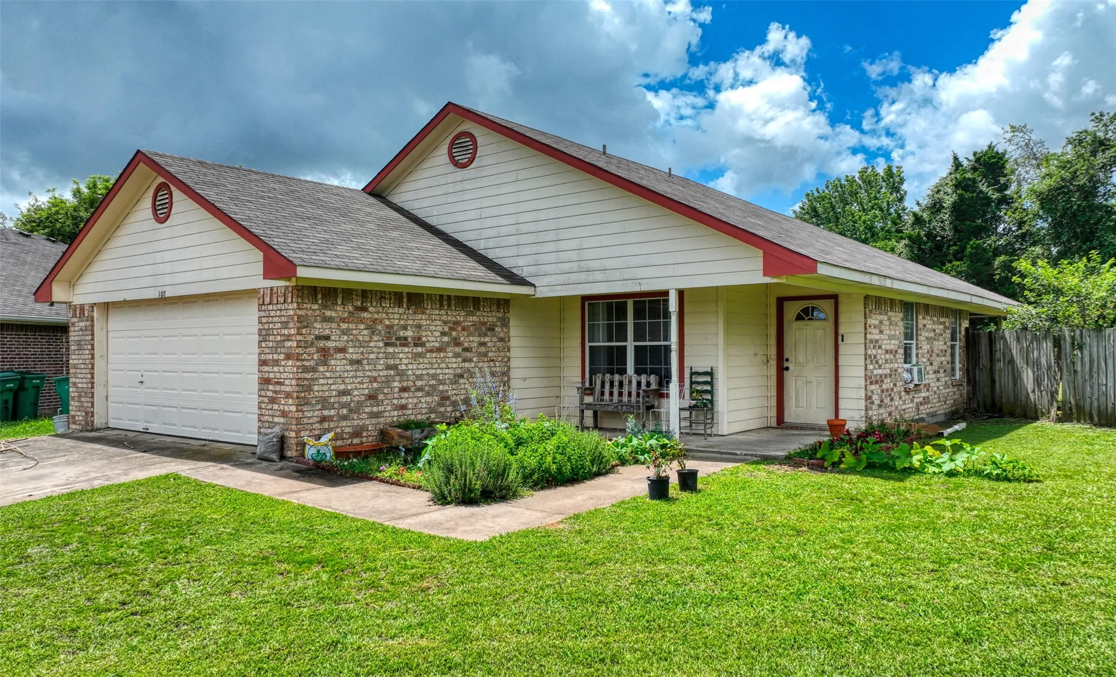 Single Family Residence For Sale in Mc Lennan County , 108 Wolf Lane, Lacy Lakeview, Texas 76705, 3 Bedroom, 2 Bathroom, 2 Garage spaces, 1,351 Sqft, built in 2004, mls#21312263, Real Estate Agent in Lacy Lakeview, Homes For Sale in Mc Lennan county, Homes For Sale in Lacy Lakeview, Realtor in Lacy Lakeview Texas, Real Estate Brokerage Independent Realty Texas, Luminita Cordes Realtor
