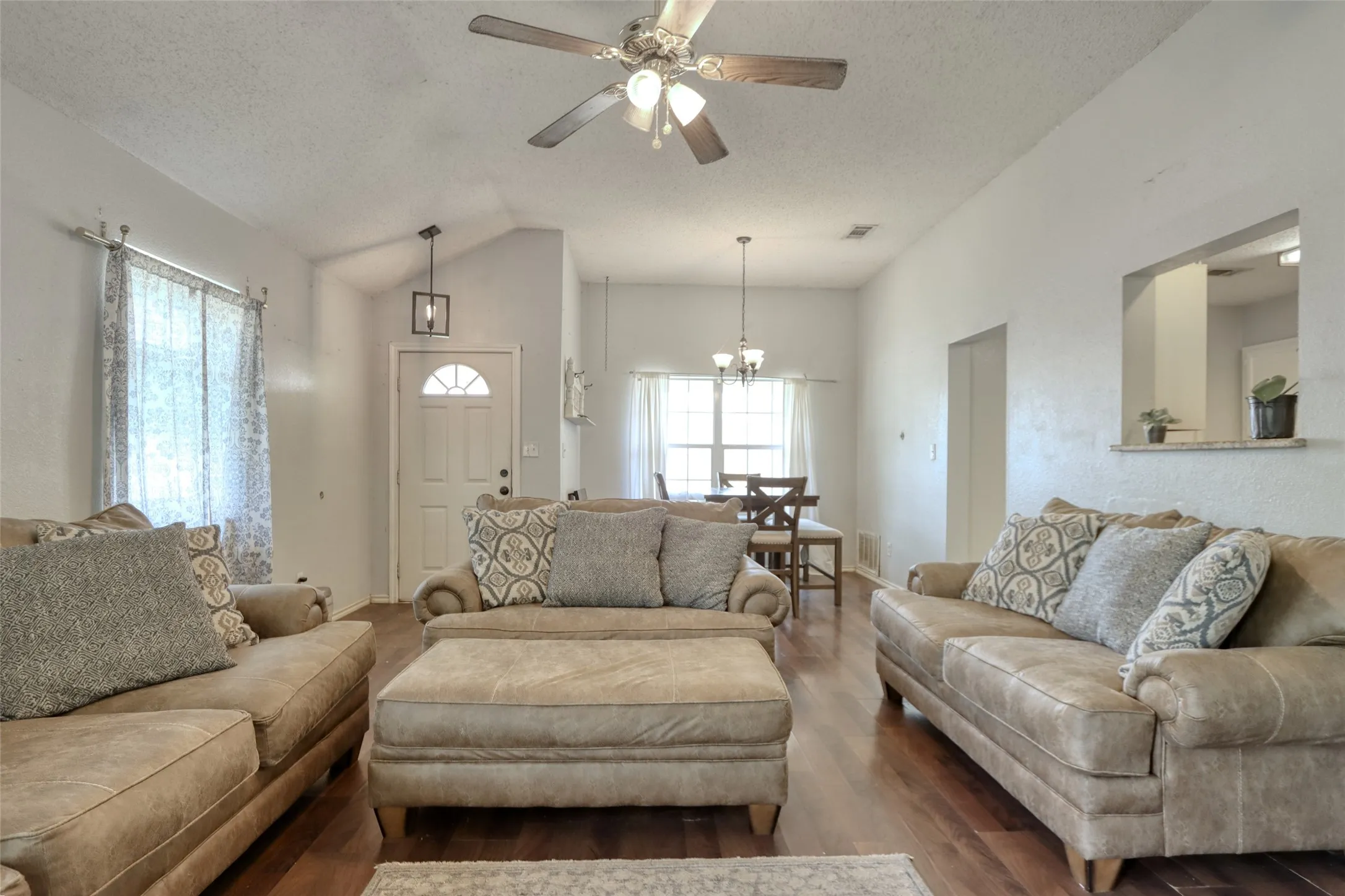Single Family Residence For Sale in Mc Lennan County , 108 Wolf Lane, Lacy Lakeview, Texas 76705, 3 Bedroom, 2 Bathroom, 2 Garage spaces, 1,351 Sqft, built in 2004, mls#21312263, Real Estate Agent in Lacy Lakeview, Homes For Sale in Mc Lennan county, Homes For Sale in Lacy Lakeview, Realtor in Lacy Lakeview Texas, Real Estate Brokerage Independent Realty Texas, Luminita Cordes Realtor