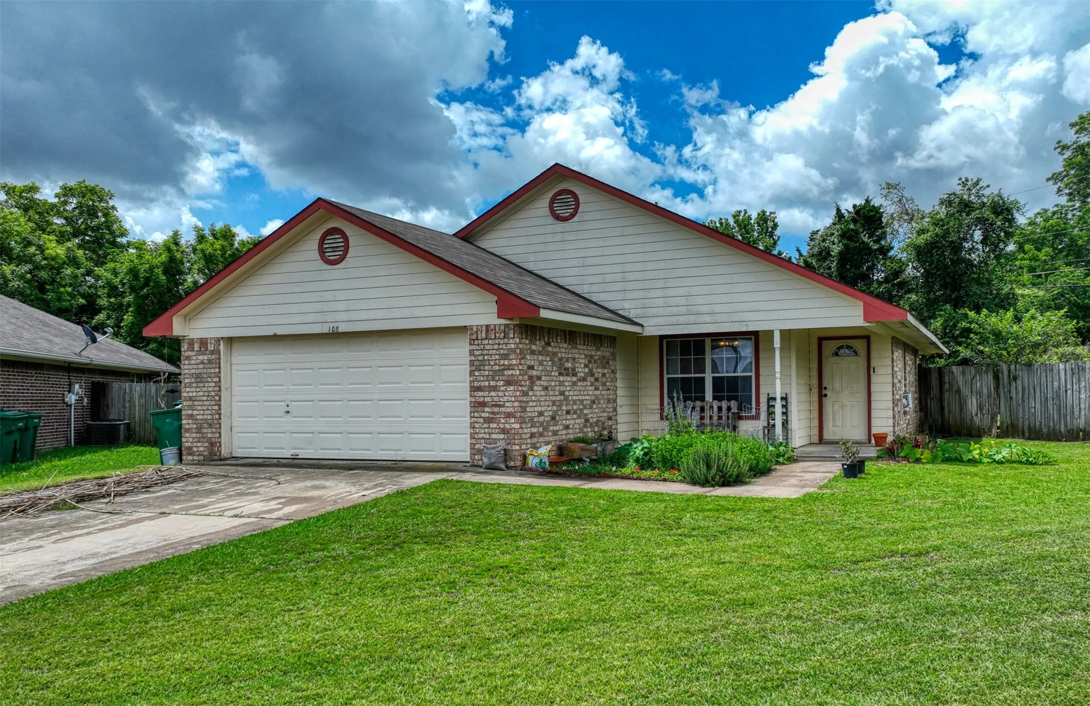 Single Family Residence For Sale in Mc Lennan County , 108 Wolf Lane, Lacy Lakeview, Texas 76705, 3 Bedroom, 2 Bathroom, 2 Garage spaces, 1,351 Sqft, built in 2004, mls#21312263, Real Estate Agent in Lacy Lakeview, Homes For Sale in Mc Lennan county, Homes For Sale in Lacy Lakeview, Realtor in Lacy Lakeview Texas, Real Estate Brokerage Independent Realty Texas, Luminita Cordes Realtor