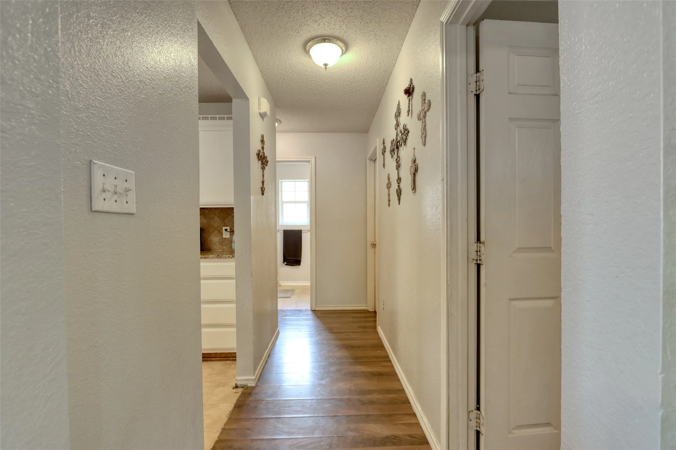 Single Family Residence For Sale in Mc Lennan County , 108 Wolf Lane, Lacy Lakeview, Texas 76705, 3 Bedroom, 2 Bathroom, 2 Garage spaces, 1,351 Sqft, built in 2004, mls#21312263, Real Estate Agent in Lacy Lakeview, Homes For Sale in Mc Lennan county, Homes For Sale in Lacy Lakeview, Realtor in Lacy Lakeview Texas, Real Estate Brokerage Independent Realty Texas, Luminita Cordes Realtor